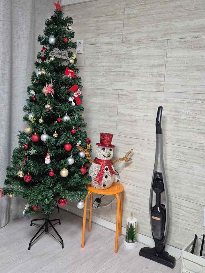 #コンスープ 
#サリムサル

ビビッドなカラーポイントにコスパ比の良いスツールです。
植木鉢からオブジェまで上げておきますよ🧡

＃カラーインテリア＃カラーポイント＃カラフルなインテリア＃カラーテリア＃カラーポイントインテリア＃カラーアイテム＃スツールチェア＃スツール推奨＃スツールインテリア＃鉄製家具＃鉄製チェア＃ミッドセンチュリー＃ミッドセンチュリーモダン＃ミッドセンチュリーモダン＃ミッドセンチュリーインテリア＃苛性ビサリムテム＃今日の家のインテリア