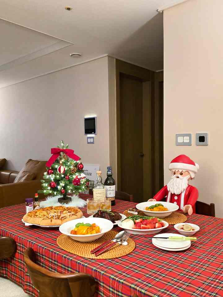 新婚旅行で初めてのクリスマスイブ
夫と二人が大胆にホームパーティー🎄

＃今日の私たちの家＃コンスープ記録集
＃クリスマス＃クリスマススイブ
＃クリスマスストリート＃クリスマス小道具
＃ホームパーティー＃ホームパーティー食品＃ホームパーティーメニュー
＃プレート＃プレートプレート
＃クリスマスインテリア＃年末パーティー
＃プレイモービル＃プレイモービルサンタ
#お会いしましょう