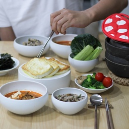 불금엔 집밥이 최고.
남편이 주문한 김치찌개와 뿔소라톳솥밥.
두부지짐에 마른김,쌈 야채들~
역시 제일 맛있는게 집밥이죠♡
오늘도 잘 먹었습니다~~
이야이야앤프렌즈 멀티오븐장갑은
요리장갑과 냄비받침으로 다양하게 사용할 수 있어
주부들에겐 필수템이에요.
#이야이야앤프렌즈 #올리브오일 #스틱오일 #가향스틱 
#냄비받침 #멀티오븐장갑
@yiayiaandfriends_kor
#우리집밥상 #요리스타그램 #플레이팅 #집밥 #cooking #집밥스타그램 #홈메이드 #테이블세팅 #그릇스타그램 #음식사진 #instafood #내주방이야기 #koreanfood #homecook #foodstyling #onthetable #followme
#daily 