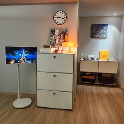 #내돈내산 #인테리어템 #철제수납장 #따뜻한느낌 #마지스 #마지스템포벽시계 #컨테이너블랙 #모듈협탁
 #테이스트픽 #스탠바이미 #세잔느화실
하나하나 정성들여 서치하고 구매한 인테리어템들이라
애정이 듬뿍이에요ㅎㅎ 따뜻한 거실을 꾸미고 싶어 요리조리 옮겨보고 그딱그때 분위기에 맞게 위치 선정해보았어요!
#단아하지만 포인트되는 시계 #아르떼미데 조명 #스탠바이미 #그림까지 어쩜이리 마음에 드는지!
또 야금야금 꾸며보려구요! 해피 연말이에요♡