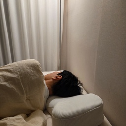 #콘수프기록집 #살림살이 
C커브 경추베개는 처음 사용해보는데
경추 라인을 따라 C커브로 잡아줘서
목이 뜨지 않고 자고 일어나면 뒷목 뻐근함이 확실히 덜하더라고요~
또 저는 옆으로 누웠을 때 늘 어깨가 눌려 불편했는데
SNPE C-커브 경추베개는 어깨 압박이 거의 없어 정말 편안했어요 🤍
쿠션감도 너무 말랑하지도, 딱딱하지도 않은
탄탄한 타입이라 뒤척임이 줄고 숙면에 도움이 되더라고요!
베개 하나 바꿨을 뿐인데 잠의 질이 달라진 게 느껴져서
요즘은 다른 베개로는 못 자겠어요 🤍
#경추베개 #C커브베개 #목베개추천 #수면템 #숙면아이템 #베개추천 #아이가있는집 #아이가사는집 #테라스하우스 #타운하우스 