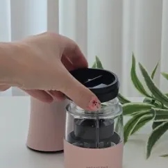 국내최초 소금후추 듀얼그라인더
파스텔톤으로 주방인테리어가 화사해지는
원핸드 전동 듀얼 그라인더
#모노테일 #듀얼그라인더 #향신료그라인더
#소금그라인더 #후추그라인더 
#세보리듀얼그라인더 #전동그라인더 
#원핸드듀얼그라인더