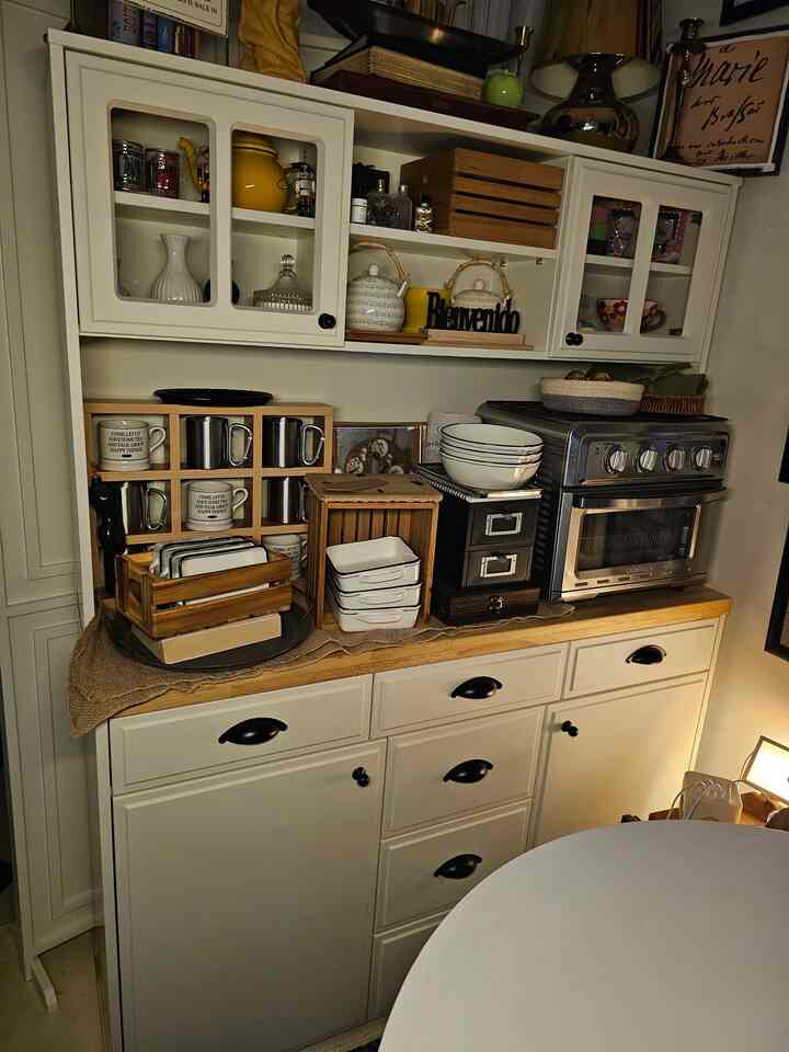 #homecafe #cafe #coffee  #러스틱   #빈즈  #우리집인테리어기록  #우드스타일링    #빈티지무드 

_______________________________________________
             ■■■ On.God.Vin.T.G ■■■
_______________________________________________

♥︎いろいろな種類のヴィンテージが飛び交う…♥︎ 
      🏡いろいろなビンテージホーム🏡

《あらゆる種類のビンテージホームホームカフェゾン家具配置法！》
鞄の仕切りで冷蔵庫の側面を隠してくれました。
 =>レトロハウスプラム原木の壁のパーティション
仮壁パーティションの前にホームカフェ場を置きました。
=>リセントビーンズビュッフェ収納帳セット
ホームカフェ場の前には食卓とベンチが置かれています。
=>ビビエントブランテンバテーブル/ベンチ
      IKEA インゴルフ ブラックチェア
ビビエント・ブラン・テンバ・ベンチの横には協卓が置かれています。
=>ナヌベルヴェルデゴム木のコラボレーション 
協卓の上には「オアキューブマルチタップ」
床にはヴィンテージなラグが敷かれています。
=>ノミアヘイリーブラウンラグカーペット
:)♥︎

_________________________________________________

《リセントビーンズビュッフェ収納場セット》ホームカフェ場
ヨーロッパ風のヴィンテージな雰囲気を出すには「リセントビンズ」が最高！ 👍🏻
きれいで収納がたくさんなって、引き出しスライドがスムーズ～♥︎
《ビビエントブランテンバテーブル＆ベンチ》ダイニングテーブルセット、
そして《IKEA UNGブラックミラー》
あらゆる種類のビンテージホームのホームカフェスペース
今ではなくてはならない、ungブラックミラー。


ホームカフェ場は《リセントビーンズブッフェ収納場セット》です。
ブラックチェアは《イケアインオールフチェア》です。
:)♥︎
お好みは、ただヴィンテージです。

▪︎リセントビーンズビュッフェ収納場A上場セット
▪︎レトロハウスプラム原木3段ウェインスコート成形パーティション
▪︎ウェルパネチャールックススライドガラスドア収納場
▪︎ビビエントブランテンバテーブル
▪︎ビビエントブランテンバベンチ
▪︎イケアインオールフチェア（ブラック）

:)♥︎
___________________________________________

レトロハウスの壁のパーティションとして
冷蔵庫の側面を覆いながら、
華やかな色味の白樺の食卓を置いて
ホームカフェスペースを作りました〜
ダイニングテーブルとベンチはビビエントです。

仮壁パーティションの後ろには、
私の家の母親🐦夫が調理するインダクションゾーン
私が毎日途方もない皿洗いをするシンクダジョンがあります。
: )♥︎

___________________________________________
             ■■■ On.God.Vin.T.G ■■■
____________________________________________

いろいろな種類のヴィンテージ
このヴィンテージムードが好きで…♥︎
家にいる時間が幸せだ。

       Happy ON.GOD Vintage time.
        :)♥︎


♥︎==============================♥︎

 《あらゆる種類のビンテージホーム》
   フランスヴィンテージムード〜

   パリカフェ。
   :)♥︎

いろいろな種類のヴィンテージが飛び交う…♥︎
ヴィンテージムードが興奮した…♥︎
《On.God.Vin.T.G》