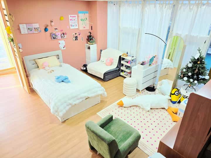 #똑똑한가구배치 #공간활용 #공간분리 
📌 4-Point Furniture Arrangement Technique
✔️Divided Flow with Furniture
👍🏻Use Furniture Instead of Walls or Partitions to Divide Space Without Feeling Clogged
✔️Maintain Visual Flow
👍🏻Low Furniture and Open Storage Create a Feel of Stability and Openness
✔️Color Distinction
👍🏻Create Different Atmospheres for Each Area with Different Colors of Bedding, Rugs, and Accessories
✔️Designed for Children's Eye Level
👍🏻A Layout That's Easy to Organize and Stay in

I wanted to divide my daughter's large room into separate spaces, so I used partitions and furniture to divide the space.

I redesigned the layout to my daughter's liking.
One side of the bed is for sleeping, and the other side is for the dressing table.
It's a natural division into a resting area.

The quiet sleeping area and the living area are naturally separated, creating a sense of security.

The child's dressing table and storage unit are placed on one side, and are used for decoration and organization. The low furniture makes it feel less stuffy, allowing for easy movement, and naturally creates a sense of space separation.

I removed the blinds and hung curtains.

I moved the wooden shelf storage unit from the living room.

By eliminating the wall, I transformed the room into a cozy hideaway without feeling stuffy.

#Kids' Room #아이방인테리어 #가구배치 #수납침대 #전신거울
#Bedroom Decoration #아이방꾸미기 #수납장 #여아방 #딸방꾸미기

#Home Styling #수납가구 #수납거울 #침실러그 #핑크러그

#Open Storage #우드수납장 #커튼 #침실커튼 #벽꾸미기

#Poster #아크릴벽선반 #벽선반 #셀프페인팅 #비포애프터