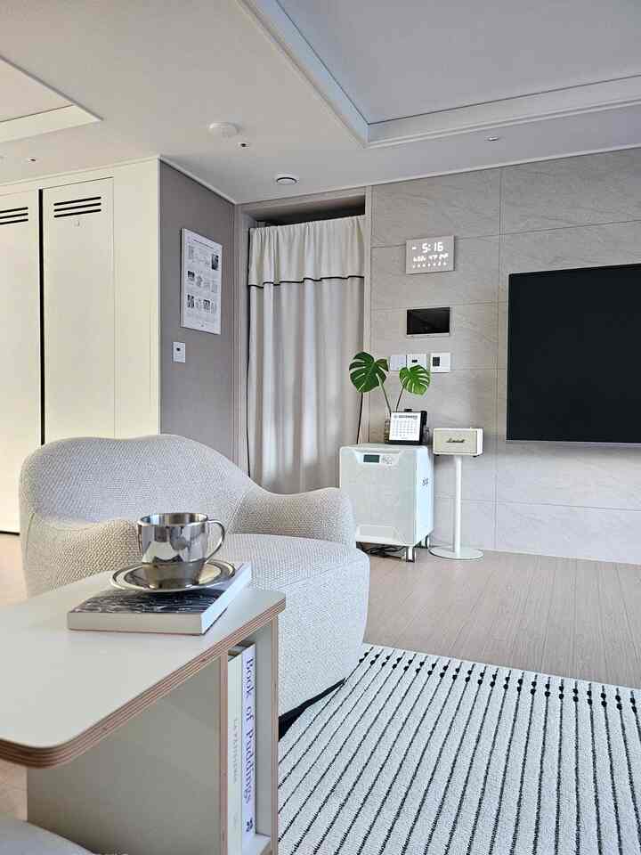 It's already been three days since the new year... ㅠ
Since the first day of the new year, I've been busy, valiantly organizing my dressing room and closet, including unworn clothes and rarely-used bedding.

I sat down for a moment and noticed that both the calendar posters on the wall and the desk calendar are stuck at last year's date. Is it because I don't want the year to pass, or because I hate getting older... haha
I should start by changing my New Year's calendar!!

It's late, but I wish you all good health and happiness in the new year🙏🏻🤍 

#CornSoupRecord #오늘의우리집
#HappyNewYear #새해밝았집 #달력 #한장달력 #러그 #드파인 #거실러그 #거실카페트 #1인소파 #거실테이블 #멀티테이블 #소프시스 #거실 #거실꾸미기 #거실인테리어 #가리개커튼 #벽시계 #led시계 #오아벽시계 #마샬 #마샬액톤3 #마샬거치대 #스텐커피잔 #테이블 #협탁 #정리정돈 #블루투스스피커 #맞팦