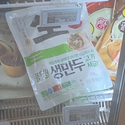 #콘수프필름 #냉동만두추천
마트에서 보이면 일단 담으세요! 풀무원 신상 만두 🥬🥟
​전 사실.. 육식파인데도 이건 진짜 인정...👍
​고기 대신 야채가 큼직하게 들어있어서 그런지
한 입 베어 물자마자 채즙이 팡 터지는데 식감이 예술이에요!
​늦은 밤에 만두 먹고 싶을 때 고기 만두는 좀 헤비한데,
이건 야채가 많아서 그런지 다 먹고 나서도 속이 정말 편하더라구요.
신년에 딱 안성맞춤 만두아닐까요..?🙂✌️
#살림꿀템 #풀무원신상 #채소듬뿍만두 #마트추천템 #냉동만두 #야식추천 #식물성만두 #풀무원 #채식만두 #야식 #만두 #맞팔환영 #맞팔 #소통 