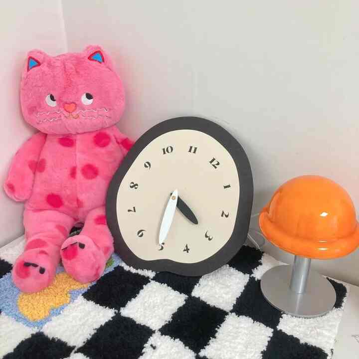 #예쁜템최고야 #콘수프기록집 
I unpacked my newly purchased rug and decorated the space above my closet,
and my room brightened up a bit!

#RoomDecoration #방인테리어 #러그인테리어 #러그 #일상 #맞팔