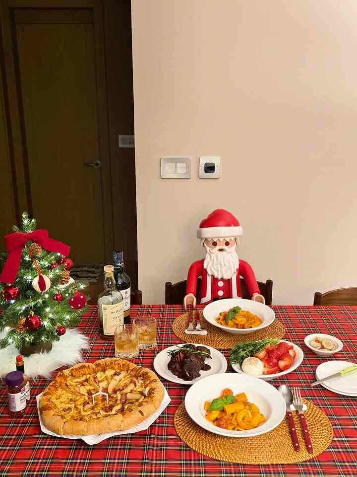 愛する私の仲間と
新婚ハウスで合う初のクリスマス。 🎄

映画ロマンチックホリデーを見ながら一緒に食事しました。
10回以上見た映画ですが、
それと一緒に見たらまた新しくてもっと面白いんですよ。 ✨️

家の中でいっぱいに広がったぬくもりと笑いのおかげで
もっと長く覚えたいクリスマスイブでした。 ❤️

＃かわいいテム最高です＃コンスープ記録集2️⃣
＃クリスマス＃クリスマススイブ
＃クリスマスストリート＃クリスマス小道具
＃ホームパーティー＃ホームパーティー食品＃ホームパーティーメニュー
＃プレート＃プレートプレート
＃クリスマスインテリア＃年末パーティー
＃プレイモービル＃プレイモービルサンタ
#お会いしましょう