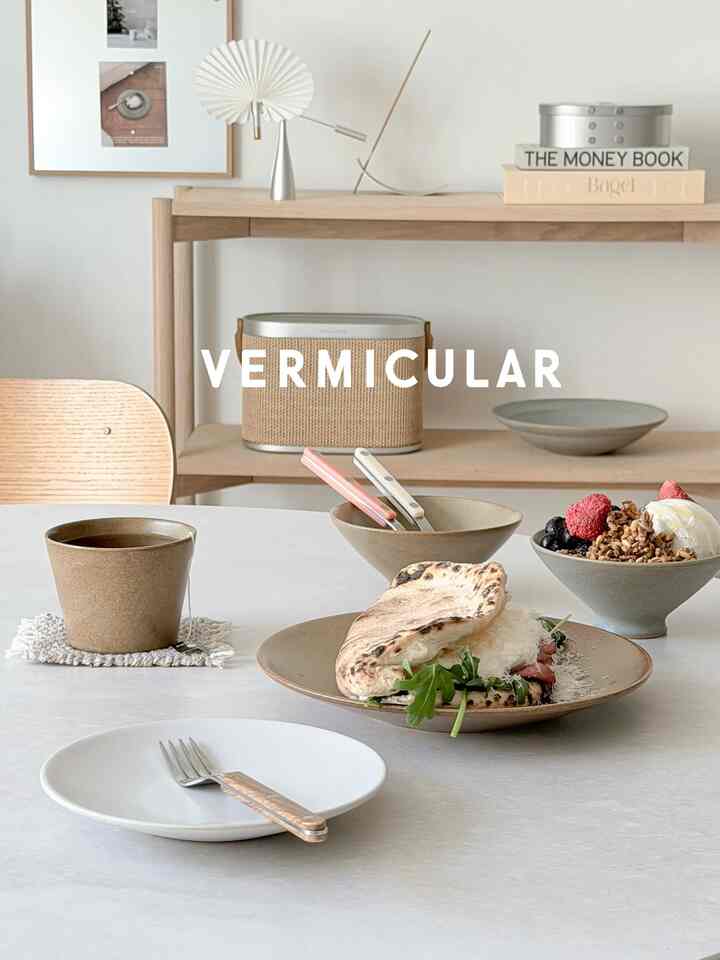 柔らかなベージュとホワイトのトーンが特徴のホームカフェダイニングルーム、バーミキュラーのテーブルウェアとナチュラルウッドが調和した温かみのある空間