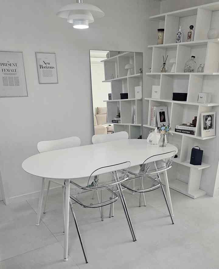 

I rearranged the dining table and bought chairs, lol.

My husband hates adding luggage, so I'll just watch his every move 😁

He seems to have given up and isn't saying much now, lol.

By the way, I'm going to Jeju Island today 😁
It's my first time going to Jeju Island, just the two of us, without the kids, so I'm so excited lol.

I'm going to fully enjoy my free time with my husband🤓

#DiningRoomInterior #선반인테리어 #조명인테리어
#RexonMina #우드윅캔들 #우드셰이커박스
#IronTerrier #쇠맛인테리어 #투명체어 #떡국
#JejuIslandTravel #자유부인 #오늘의집챌린지 #새해밝았집

