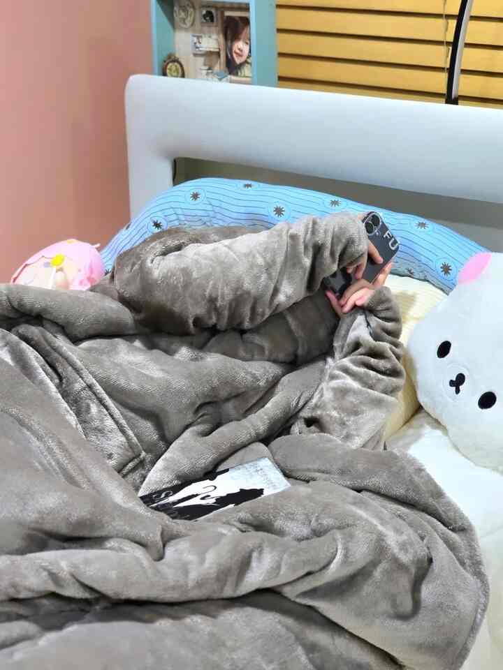 ホワイトとブラウンの色調の寝室、ふんわりとした寝具とクッションが配置された温かみのある雰囲気のあるインテリア