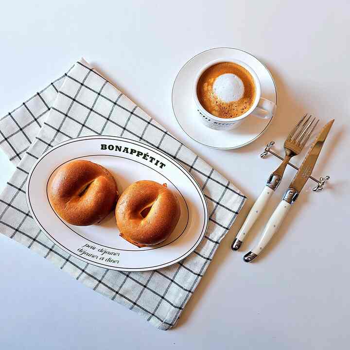 #콘수프기록집 #오늘의우리집

A simple bread morning with pizza bagels😊
I find myself especially drawn to bread mornings on weekends~
And it's even better with a cup of Cortado 🫶

#Home Brunch #홈카페 #예쁜그릇 #예쁜접시 #예쁜잔 #레터링접시 #키친크로스 #커트러리 #라귀올 #수저받침 #맞팔 #소통 #답방가요