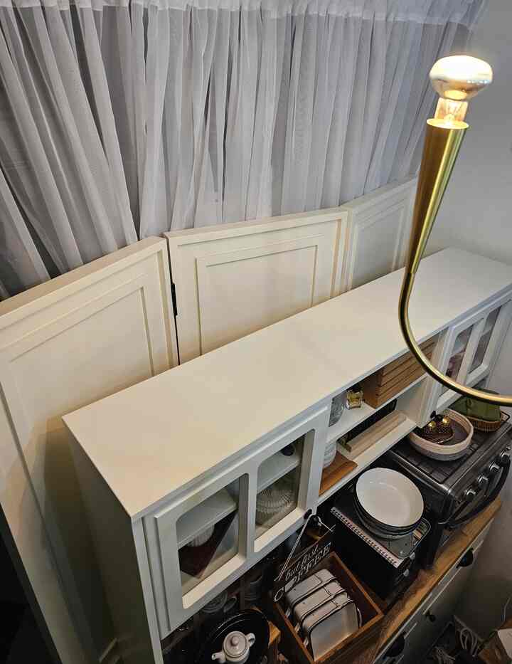 #homecafe #cafe #coffee  #러스틱   #빈즈  #우리집인테리어기록  #우드스타일링    #빈티지무드 

_______________________________________________
             ■■■ On.God.Vin.T.G ■■■
_______________________________________________

♥︎いろいろな種類のヴィンテージが飛び交う…♥︎ 
      🏡いろいろなビンテージホーム🏡

《あらゆる種類のビンテージホームホームカフェゾン構築使用説明書！》
あらゆる種類のヴィンテージホームは30年以上の構築アパートです。
平水は30坪、部屋3つのトイレ2つの家です。
この家には3人の娘と私たちのカップルがこのように5人の息子が住んでいます〜
私の家は夫が手が速くて食べ物が良くて
お父さんが料理をしています〜 
飾るのが好きなヴィンテージラバーママは家を飾る、🤎
私の家の母親になった夫は料理をします〜🐦
（現在、あらゆる種類のビンテージホームのヴィンテージのキッチンも料理する夫のために変えて飾ってみると、今の姿に変化してきたんです。）
タウルショートアイセットを産んで育てると、ポジションが変わって
細かくて繊細で手の早いお父さんが料理をしています👨‍🍳
お母さんはめまいがして飾ります。

30年以上の構築アパートでよく生きる方法を探してみると、
私はシンプルで、ミニマリストからは遠いです。
家を飾る方法で家を変化させてきました。
広くない家に多くの家具があって空間活用法に悩んでしまったので、かえってパーティションを活用することになりました〜

私の家には大きな冷蔵庫が2台あります。
写真の中の崖パーティションの後ろに2台の冷蔵庫と調理する空間が隠れています。見たくない冷蔵庫の側面を仮壁パーティションを置く
隠してくれました。その前に、私は最も多くのフィードをしています 
ホームカフェ場（リセントビーンズビュッフェ収納場）があります〜
いろいろな種類のビンテージホーム いくつかの空間の中で、最も力を与えた空間でもあります。
過度にしたくて華やかなフランス風ゴールドフレーム照明が天井を占めており、いろいろな種類のビンテージが飛び交うホームカフェ場と 
ビビエントのダイニングテーブルと椅子があります。

構築の短所をカバーしようとすると、全部隠して貼って…
ミニマリストではありませんが、私は整頓されていません。
楽しんで好きな人なのでこの空間にあれば幸せになります。

ダイソーフォトフレームでフォトフレームのインテリアを楽しんだり、フォトフレームの中の写真を変えれば娘たちが気づき、写真を見て感心したり、 
最近、アルファベットを書くのに絵の中のフォントを見て、アルファベットを鳴らして読むことも、自然に英語の勉強もしたんです。笑
私がいろんな絵やフォントが好きなので好きな絵があればコレクションする趣味があります。その絵をその日その日の気分に合わせて選んで額縁のインテリアをして気分転換をしたそうです。
これが私だけの30年構築克服使用機！ ^^
おもしろかったら、いろいろな種類のビンテージホームでよく行きました〜🙊🤎
:)♥︎

鞄の仕切りで冷蔵庫の側面を隠してくれました。
 =>レトロハウスプラム原木の壁のパーティション
仮壁パーティションの前にホームカフェ場を置きました。
=>リセントビーンズビュッフェ収納帳セット
ホームカフェ場の前には食卓とベンチが置かれています。
=>ビビエントブランテンバテーブル/ベンチ
      IKEA インゴルフ ブラックチェア
ビビエント・ブラン・テンバ・ベンチの横には協卓が置かれています。
=>ナヌベルヴェルデゴム木のコラボレーション 
協卓の上には「オアキューブマルチタップ」
床にはヴィンテージなラグが敷かれています。
=>ノミアヘイリーブラウンラグカーペット
:)♥︎


過度に華やかなフランス風ゴールドフレーム天井照明
いろいろな種類のビンテージホームカフェの航空ショット。 🤎

買わなかったのはどうしたの？
ヴィンテージムード興奮したホームカフェ場...「リセントビンズビュッフェ収納場」
ヨーロッパ風のヴィンテージの雰囲気を賭けるのに最適です。
現在は売り切れです。

そしてヴィンテージキッチンには必需品！
クジンアートエアフライヤーグリルオーブン。
実使用しないが、存在感一つは最高！ 👍🏻
在庫切れで商品タグをつけました〜🏷

あらゆる種類のビンテージホームで使用されている製品
私のプロフィールリンクでも見ることができます〜😊
リトリーで会いましょう。  👋🏻
:)♥︎

____________________________________________
             ■■■ On.God.Vin.T.G ■■■
____________________________________________

いろいろな種類のヴィンテージ
このヴィンテージムードが好きで…♥︎
家にいる時間が幸せだ。

       Happy ON.GOD Vintage time.
        :)♥︎


♥︎==============================♥︎

 《あらゆる種類のビンテージホーム》
   フランスヴィンテージムード〜

   パリカフェ。
   :)♥︎

いろいろな種類のヴィンテージが飛び交う…♥︎
ヴィンテージムードが興奮した…♥︎
《On.God.Vin.T.G》