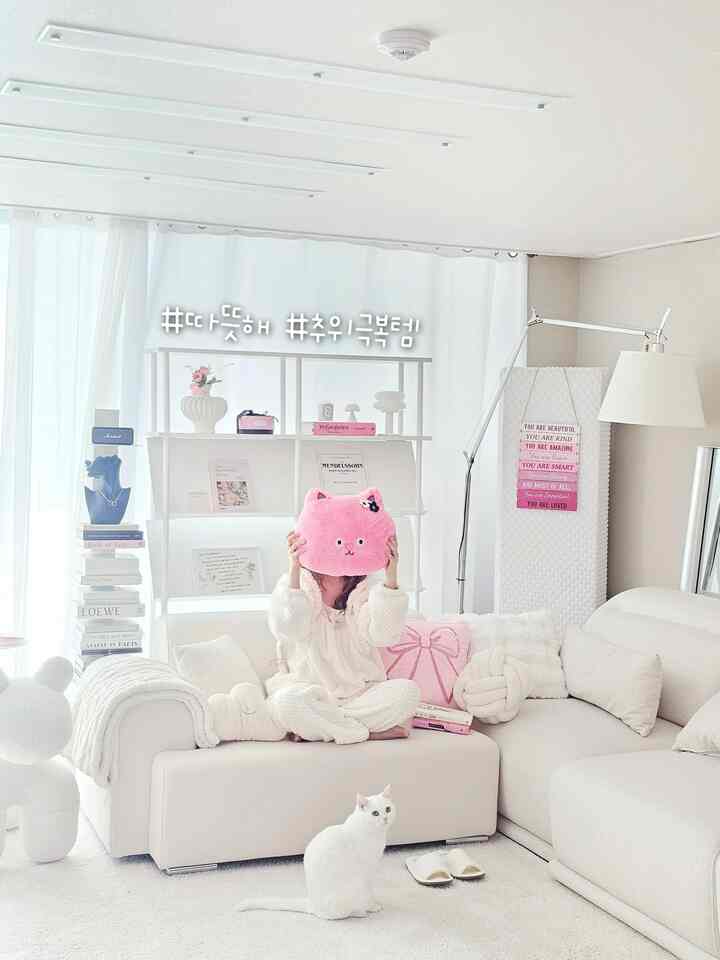 体も心も暖かく #寒さ克服テム 🌷
実使用後に厳選して選んだBest 10!!
。
✔️ボドルボードル冬パジャマ
厚いパジャマを着るだけでも身体温度垂直上昇。手首の足首にゴム糸があり便利。ふわふわのクマに変身可能。
。
✔️温感発熱リビングラグ
他のショッピングモールで安いラグを買ったが、洗濯は一度にモップになる。クォルにすごく失望した後、200×300サイズ（アイボリー）で誤って評価し、シュート読んで苦労して膿。大満足。足に触れる風合いが暖かく、ボウラウム。クーポンを脱奪し、最大割引を受けて165,775ウォンで購入した。よくサンテムです。
。
✔️屋内スリッパ
毛屋内化ではありませんが、自宅でスリッパを届けない届出の違いが大きい。 9,900ウォン。値段も手頃なのにホワイトで可愛い。
。
✔️電気温熱蒸気
秋に腰が痛くて急いで購入しましたが、つけてすぐ10秒以内に「ホット熱く熱い！」だからとても良いです。おそらく性格急な人にも満足しているようだ？極細糸生地なので、振り回さないで保管が簡単でカチカチがあって肩、腰に固定もできる。一度熱モードで使用しても臭いが全くありません。私の目を賞賛する。
。
✔️プレッツェル極細毛布
ソファに座って本を読んだり、家族全員で座ってテレビを見るときに最高のヒョザイム。お互いを覆うと争奪戦なのでもう少し買わなければならない。色もきれいで安く、ボードラブで暖かさ。推奨しない理由はありません。
。
✔️フィールドループサイザルクマット 
キッチンマットで書こうと2個注文したが、高級して水洗い（ウール洗濯）しても変形なし。置いておいて満足度。実家のお母さんを見てみると探していただき、まさにその場でもう一つ注文します。 
。
✔️お湯でお湯マット
第1世代温水マット。デザインがやや丁寧（？）だけどパッドで隠せばオケイ。流れる水の音が時々聞こえる。自然人のようでいい。熱い蜂蜜の睡眠保証。
。
✔️ナビエンボイラー
寒さ克服の1等攻身。ボイラーがなければ他のものがいくら多くても踊り物ではないだろうか。故障しないで、私と一緒にこの家で長生きしてください。
。
✔️温かいおがくず
体も心も暖かくなる、心からいっぱいのおにぎりこそ寒さ克服テムじゃない？五家で買ったきれいな食器たちのおかげで険しい石畳ワールドも少しでも乗り越えることができるようだ。きれいなのが最高です。
。
✔️ゴルゴンニャン
蒸し幸せ。猫はまさに火竜点政である。かわいらしい愛嬌を見ていたら、その冬の寒さくらいだ。脇腹が寂しくてなんだかどんどん寒く感じられたらニャンが一匹運転していきましょう。
。
＃甘いダリン＃冬のテム＃冬のインテリア＃冬の私たちの家＃床台帳＃ナビエン＃温水マット＃リビングラグ＃冬のラグ＃発熱ラグ＃チムジギ＃屋内スリッパ＃リビングルームインテリア＃冬のインテリア＃パステルインテリア