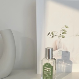#콘수프기록집 #예쁜템최고야 
초록빛 잔향이 조용히 남는 🌱
처음엔 상큼하고  시간이 지나면 차분해져요~
과하지 않아서 공간에도
하루에도 자연스럽게 스며드는 느낌 🤍
#플립사이드 #퍼퓸 #플립사이드퍼퓸 #아치콘솔 #벽난로 #트리니홈 #아이가사는집 #아이가있는집 #테라스하우스 #타운하우스 