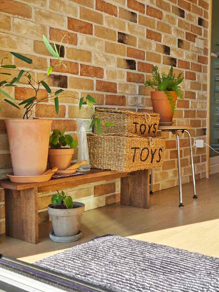 愛情のあるサリムテムはシグラスバスケット🧺
ラタンより柔軟で軽いシグラスバスケットが家の中
細かいものをよく隠してくれます。ふた付きバスケットは一般的ではありませんがh&mで発見！値段も良くて満足です。

#コンスープ記録集 #살림살이 #바구니수납 #시그라스바구니 #hmhome #hm #바구니