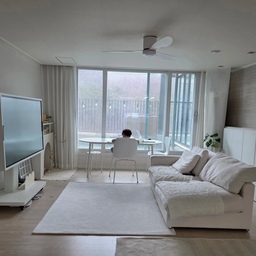 #콘수프기록집 #오늘의우리집 
형들은 학원가고
셋째는 수학 문제집 풀고있는데
눈이 너무 예쁘게 내리네요~
날씨가 몇일째 계속 추워요~ 저희집은 감기비상 🥺
모두 감기 조심하세요 🤍
#거실 #화이트거실 #겨울분위기 #겨울러그 #눈오는날 #감기 #감기조심 #전자칠판 #구스소파 #겨울의우리집 #아이가사는집 #아이가있는집 #테라스하우스 #타운하우스 