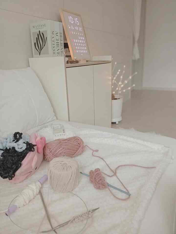 #콘수프기록집 #예쁜템최고야 

編みとは.. 
中学校のときにショールを作ったのですが…

子供たちが編み物を学びたいから…
一緒に学ぶように... 
ダイソーで実買って作ってみてるよ..

本で学んでみて、本に買った。
確かに子供たちは習得力がいいから  #개학 #시간때우기 #방학뭐하지} #겨울거실 #맞팔