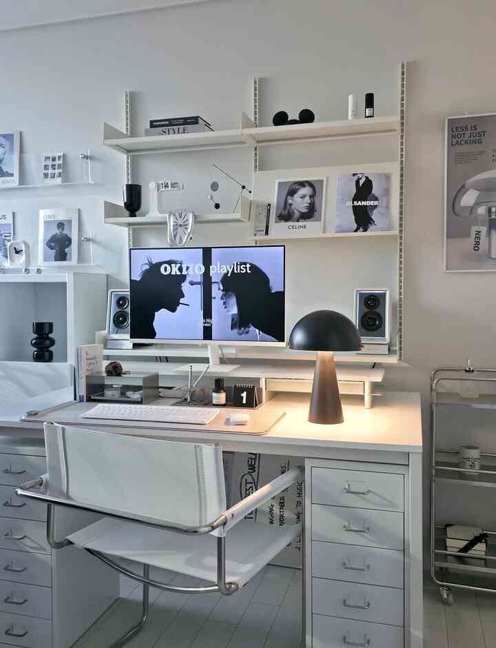 Sometimes, the moment you turn on the light, the atmosphere of the space changes, and it even calms you down.

This desk lamp, with its modern silhouette and matte colors,
with its rounded, crescent-shaped design and softly diffused light depending on the angle,
enhances the elegance of a living room or study,
and even when not turned on, it feels like an object with a distinct presence.

I chose black out of four colors, and it adds a touch of sophistication to any space.

You can freely change the direction and mood of the light by adjusting the angle of the light head, and it can be easily turned on and off with the touch of a button.

With its radiant presence, both as lighting and as an object,
I think it naturally adds ambiance to any space. 🖤

#CornSoupRecord #오늘의우리집 #루미따 #집들이선물 #테이블스탠드 #룸스탠드 #선물조명 #무드등 #하프이클립스 #조명추천 #무선조명 #쇠테리어 #데스크테리어 #책상꾸미기 #조명맛집 #책상인테리어 #공부방인테리어 #데스크셋업 #서재꾸미기 #홈오피스 #미드센추리모던 #블랙인테리어 #학생방인테리어 #블랙앤화이트 #화이트인테리어 #원룸꾸미기 #맞팔 
