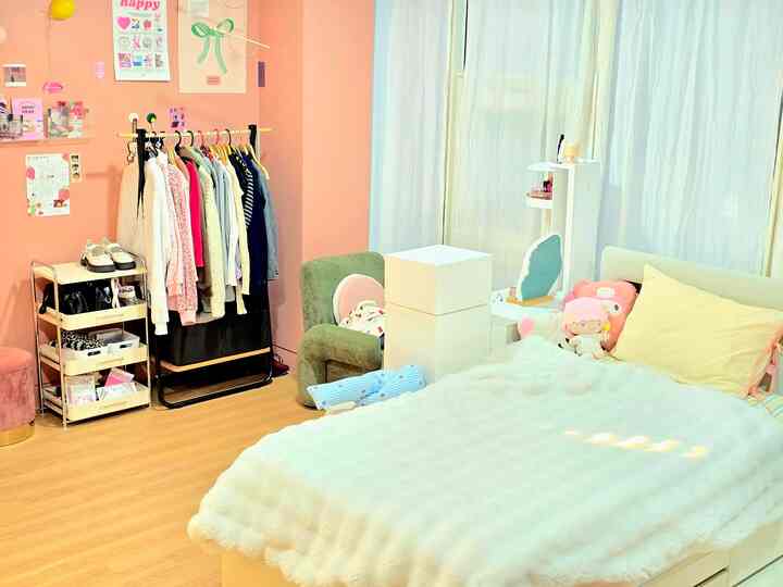 月の間に3回変わった娘のピンクの部屋のインテリア 
中学生娘が直接構想した部屋構造  
ベッドの位置から小さな休憩ゾーン....化粧台スペースまで...
自分の好みが一つずつ現れる
ピンクの壁に日差しを浸し、
鏡の前で一日を休んでいる場所
勉強も休憩もこの中で自然に……

数ヶ月前から心理的にストレスの多い娘 
それなりに方法で空間を変えながら心の平安を
維持しようとしているようです。 
娘が一人で家具移し配置して整理まで…。 
それだけこの空間が、この時間が子供には多くの意味だったと思います。
今回はもう少し居心地よく、
寝室のようながらも休むことができる感じでまとめました。
何より自分で服の整理までこなす姿を見て
空間が心を追っていると思いました。
今はこの配置が娘に長く快適な席として残してくれる。
ピンク色で包まれた娘の成長中の一日、今日の記録。
この部屋は娘の成長記録の1ページ
5枚目の写真が非ポ姿…。  #핑크방 #핑크인테리어 #가구배치 #아이방꾸미기 #홈스타일링 #수납가구
 #아이방가구 #수납배치법 #수납선반 #전신거울수납  #행거 #아이방커튼 #아이방침대 #비포애프터 #셀프인테리어

