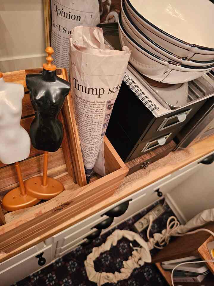 #homecafe #cafe #coffee #jazz
＃サリムサル＃ウッド＃ラスティック＃ビンテージ
＃すべてのビンテージ＃コンスープ記録集＃私たちの家の追求
＃ビンテージボウル＃リセント＃ビンズ＃ホームカフェ
＃ホームカフェツアー＃ホームカフェ＃私たちの家のインテリア記録 
＃カフェ＃ボウル＃ウッドスタイリング＃ビンテージキッチン
＃ビンテージコレクション＃ビンテージホームカフェ＃ウッドインテリア
＃ホームカフェを飾る＃ビンテージインテリア 
＃ビンテージ＃ビンテージホーム＃ビンテージムード 

_______________________________________________
             ■■■ On.God.Vin.T.G ■■■
_______________________________________________

♥︎いろいろな種類のヴィンテージが飛び交う…♥︎ 
      🏡いろいろなビンテージホーム🏡

《あらゆる種類のビンテージホームホームカフェゾン構築使用説明書！》
あらゆる種類のヴィンテージホームは30年以上の構築アパートです。
平水は30坪、部屋3つのトイレ2つの家です。
この家には3人の娘と私たちのカップルがこのように5人の息子が住んでいます〜
私の家は夫が手が速くて食べ物が良くて
お父さんが料理をしています〜 
飾るのが好きなヴィンテージラバーママは家を飾る、🤎
私の家の母親になった夫は料理をします〜🐦
（現在、あらゆる種類のビンテージホームのヴィンテージのキッチンも料理する夫のために変えて飾ってみると、今の姿に変化してきたんです。）
タウルショートアイセットを産んで育てると、ポジションが変わって
細かくて繊細で手の早いお父さんが料理をしています👨‍🍳
お母さんはめまいがして飾ります。

30年以上の構築アパートでよく生きる方法を探してみると、
私はシンプルで、ミニマリストからは遠いです。
家を飾る方法で変化させてきました。
広くない家に多くの家具があって空間活用法を悩んでから壁のパーティションを活用することになりました〜

私の家には大きな冷蔵庫が2台あります。
写真の中の崖パーティションの後ろに2台の冷蔵庫と調理する空間が隠れています。見たくない冷蔵庫の側面を仮壁パーティションを置く
隠してくれました。その前に、私は最も多くのフィードをしています 
ホームカフェ場（リセントビーンズビュッフェ収納場）があります〜
いろいろな種類のビンテージホーム いくつかの空間の中で、最も力を与えた空間でもあります。
過度にしたくて華やかなフランス風ゴールドフレーム照明が天井を占めており、いろいろな種類のビンテージが飛び交うホームカフェ場と 
ビビエントのダイニングテーブルと椅子があります。

構築の短所をカバーしようとすると、全部隠して貼って…
ミニマリストではありませんが、私は整頓されていません。
楽しんで好きな人なのでこの空間にあれば幸せになります。

ダイソーフォトフレームでフォトフレームのインテリアを楽しんだり、フォトフレームの中の写真を変えれば娘たちが気づき、写真を見て感心したり、 
最近、アルファベットを書くのに絵の中のフォントを見て、アルファベットを鳴らして読むことも、自然に英語の勉強もしたんです。笑
私がいろんな絵やフォントが好きなので好きな絵があればコレクションする趣味があります。その絵をその日その日の気分に合わせて選んで額縁のインテリアをして気分転換をしたそうです。
これが私だけの30年構築克服使用機！ ^^
おもしろかったら、いろいろな種類のビンテージホームでよく行きました〜🙊🤎
:)♥︎

鞄の仕切りで冷蔵庫の側面を隠してくれました。
 =>レトロハウスプラム原木の壁のパーティション
仮壁パーティションの前にホームカフェ場を置きました。
=>リセントビーンズビュッフェ収納帳セット
ホームカフェ場の前には食卓とベンチが置かれています。
=>ビビエントブランテンバテーブル/ベンチ
      IKEA インゴルフ ブラックチェア
ビビエント・ブラン・テンバ・ベンチの横には協卓が置かれています。
=>ナヌベルヴェルデゴム木のコラボレーション 
協卓の上には「オアキューブマルチタップ」
床にはヴィンテージなラグが敷かれています。
=>ノミアヘイリーブラウンラグカーペット
:)♥︎


過度に華やかなフランス風ゴールドフレーム天井照明
いろいろな種類のビンテージホームカフェの航空ショット。 🤎

買わなかったのはどうしたの？
ヴィンテージムード興奮したホームカフェ場...「リセントビンズビュッフェ収納場」
ヨーロッパ風のヴィンテージの雰囲気を賭けるのに最適です。
現在は売り切れです。

そしてヴィンテージキッチンには必需品！
クジンアートエアフライヤーグリルオーブン。
実使用しないが、存在感一つは最高！ 👍🏻
在庫切れで商品タグをつけました〜🏷

あらゆる種類のビンテージホームで使用されている製品
私のプロフィールリンクでも見ることができます〜😊
リトリーで会いましょう。  👋🏻
:)♥︎

____________________________________________
             ■■■ On.God.Vin.T.G ■■■
____________________________________________

いろいろな種類のヴィンテージ
このヴィンテージムードが好きで…♥︎
家にいる時間が幸せだ。

       Happy ON.GOD Vintage time.
        :)♥︎


♥︎==============================♥︎

 《あらゆる種類のビンテージホーム》
   フランスヴィンテージムード〜

   パリカフェ。
   :)♥︎

いろいろな種類のヴィンテージが飛び交う…♥︎
ヴィンテージムードが興奮した…♥︎
《On.God.Vin.T.G》