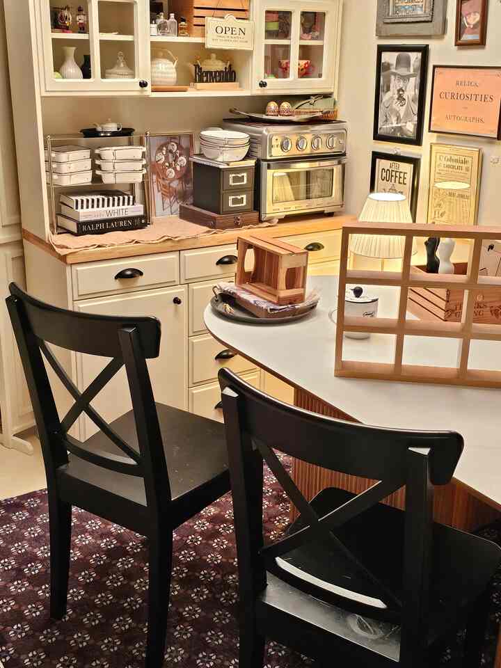 #homecafe #cafe #coffee  #러스틱   #빈즈  #우리집인테리어기록  #우드스타일링    #빈티지무드 

_______________________________________________
             ■■■ On.God.Vin.T.G ■■■
_______________________________________________

♥︎いろいろな種類のヴィンテージが飛び交う…♥︎ 
      🏡いろいろなビンテージホーム🏡

《あらゆる種類のビンテージホームホームカフェゾン構築使用説明書！》
あらゆる種類のヴィンテージホームは30年以上の構築アパートです。
平水は30坪、部屋3つのトイレ2つの家です。
この家には3人の娘と私たちのカップルがこのように5人の息子が住んでいます〜
私の家は夫が手が速くて食べ物が良くて
お父さんが料理をしています〜 
飾るのが好きなヴィンテージラバーママは家を飾る、🤎
私の家の母親になった夫は料理をします〜🐦
（現在、あらゆる種類のビンテージホームのヴィンテージのキッチンも料理する夫のために変えて飾ってみると、今の姿に変化してきたんです。）
タウルショートアイセットを産んで育てると、ポジションが変わって
細かくて繊細で手の早いお父さんが料理をしています👨‍🍳
お母さんはめまいがして飾ります。

30年以上の構築アパートでよく生きる方法を探してみると、
私はシンプルで、ミニマリストからは遠いです。
家を飾る方法で変化させてきました。
広くない家に多くの家具があって空間活用法を悩んでから壁のパーティションを活用することになりました〜

私の家には大きな冷蔵庫が2台あります。
写真の中の崖パーティションの後ろに2台の冷蔵庫と調理する空間が隠れています。見たくない冷蔵庫の側面を仮壁パーティションを置く
隠してくれました。その前に、私は最も多くのフィードをしています 
ホームカフェ場（リセントビーンズビュッフェ収納場）があります〜
いろいろな種類のビンテージホーム いくつかの空間の中で、最も力を与えた空間でもあります。
過度にしたくて華やかなフランス風ゴールドフレーム照明が天井を占めており、いろいろな種類のビンテージが飛び交うホームカフェ場と 
ビビエントのダイニングテーブルと椅子があります。

構築の短所をカバーしようとすると、全部隠して貼って…
ミニマリストではありませんが、私は整頓されていません。
楽しんで好きな人なのでこの空間にあれば幸せになります。

ダイソーフォトフレームでフォトフレームのインテリアを楽しんだり、フォトフレームの中の写真を変えれば娘たちが気づき、写真を見て感心したり、 
最近、アルファベットを書くのに絵の中のフォントを見て、アルファベットを鳴らして読むことも、自然に英語の勉強もしたんです。笑
私がいろんな絵やフォントが好きなので好きな絵があればコレクションする趣味があります。その絵をその日その日の気分に合わせて選んで額縁のインテリアをして気分転換をしたそうです。
これが私だけの30年構築克服使用機！ ^^
おもしろかったら、いろいろな種類のビンテージホームでよく行きました〜🙊🤎
:)♥︎

鞄の仕切りで冷蔵庫の側面を隠してくれました。
 =>レトロハウスプラム原木の壁のパーティション
仮壁パーティションの前にホームカフェ場を置きました。
=>リセントビーンズビュッフェ収納帳セット
ホームカフェ場の前には食卓とベンチが置かれています。
=>ビビエントブランテンバテーブル/ベンチ
      IKEA インゴルフ ブラックチェア
ビビエント・ブラン・テンバ・ベンチの横には協卓が置かれています。
=>ナヌベルヴェルデゴム木のコラボレーション 
協卓の上には「オアキューブマルチタップ」
床にはヴィンテージなラグが敷かれています。
=>ノミアヘイリーブラウンラグカーペット
:)♥︎


過度に華やかなフランス風ゴールドフレーム天井照明
いろいろな種類のビンテージホームカフェの航空ショット。 🤎

買わなかったのはどうしたの？
ヴィンテージムード興奮したホームカフェ場...「リセントビンズビュッフェ収納場」
ヨーロッパ風のヴィンテージの雰囲気を賭けるのに最適です。
現在は売り切れです。

そしてヴィンテージキッチンには必需品！
クジンアートエアフライヤーグリルオーブン。
実使用しないが、存在感一つは最高！ 👍🏻
在庫切れで商品タグをつけました〜🏷

あらゆる種類のビンテージホームで使用されている製品
私のプロフィールリンクでも見ることができます〜😊
リトリーで会いましょう。  👋🏻
:)♥︎

____________________________________________
             ■■■ On.God.Vin.T.G ■■■
____________________________________________

いろいろな種類のヴィンテージ
このヴィンテージムードが好きで…♥︎
家にいる時間が幸せだ。

       Happy ON.GOD Vintage time.
        :)♥︎


♥︎==============================♥︎

 《あらゆる種類のビンテージホーム》
   フランスヴィンテージムード〜

   パリカフェ。
   :)♥︎

いろいろな種類のヴィンテージが飛び交う…♥︎
ヴィンテージムードが興奮した…♥︎
《On.God.Vin.T.G》