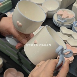 #콘수프필름 #모던하우스 
⚠️ 통장 주의! 모던하우스 신상 <러브 소르베> 구경하기 🎀 파스텔톤에 하트 한 스푼, 리본 한 스푼.. 사랑스러움 그 자체인 이번 라인! ​구경만 하려 했는데 어느새 위시리스트가 꽉 찼어요. 🛒 올봄 살림살이 교체는 이거로 정했습니다! 💖 오늘의집에도 들어왔어요!! 🔥✨️
​ 
  #러브소르베 #모던하우스신상 #주방소품 #그릇구경 #위시리스트 #살림살이 #신혼살림 #주방인테리어 #하트그릇 #리본인테리어 #오늘의집 #집꾸미기 #홈스타일링 #아이쇼핑 #주방꾸미기 #맞팔환영 #맞팔 #소통 
