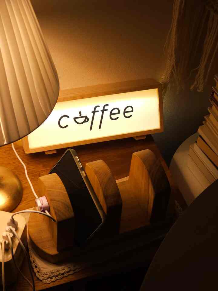 #homecafe #cafe #coffee  #러스틱   #빈즈  #우리집인테리어기록  #우드스타일링    #빈티지무드 

_______________________________________________
             ■■■ On.God.Vin.T.G ■■■
_______________________________________________

♥︎いろいろな種類のヴィンテージが飛び交う…♥︎ 
      🏡いろいろなビンテージホーム🏡

ナヌベル協議。
ウッド協卓の中でとても好きな製品です。
私はナヌベル協卓シリーズ3つをすべて所蔵しています。
頑丈に作られ、耐久性が本当に良いです。
丈夫なウッドのコラボレーションを探しているならイチオシ。 👍🏻

ダイニングテーブルはビビエントブランテンバテーブルとベンチです。
このダイニングテーブルは磁石折りたたみ式で長さを拡張できます。
広げた時は1800ですが、折った時は1400になります。
折りたたんだ可能で家具の配置を変えるのにもいいです。
家具の移動が好きなので、重すぎる家具は好まれません。
このダイニングテーブルは適度な重量で家具を置くのがとても良いです。
:)♥︎


《あらゆる種類のビンテージホームホームカフェゾン構築使用説明書！》
あらゆる種類のヴィンテージホームは30年以上の構築アパートです。
平水は30坪、部屋3つのトイレ2つの家です。
この家には3人の娘と私たちのカップルがこのように5人の息子が住んでいます〜
私の家は夫が手が速くて食べ物が良くて
お父さんが料理をしています〜 
飾るのが好きなヴィンテージラバーママは家を飾る、🤎
私の家の母親になった夫は料理をします〜🐦
（現在、あらゆる種類のビンテージホームのヴィンテージのキッチンも料理する夫のために変えて飾ってみると、今の姿に変化してきたんです。）
タウルショートアイセットを産んで育てると、ポジションが変わって
細かくて繊細で手の早いお父さんが料理をしています👨‍🍳
お母さんはめまいがして飾ります。

30年以上の構築アパートでよく生きる方法を探してみると、
私はシンプルで、ミニマリストからは遠いです。
家を飾る方法で変化させてきました。
広くない家に多くの家具があって空間活用法を悩んでから壁のパーティションを活用することになりました〜

私の家には大きな冷蔵庫が2台あります。
写真の中の崖パーティションの後ろに2台の冷蔵庫と調理する空間が隠れています。見たくない冷蔵庫の側面を仮壁パーティションを置く
隠してくれました。その前に、私は最も多くのフィードをしています 
ホームカフェ場（リセントビーンズビュッフェ収納場）があります〜
いろいろな種類のビンテージホーム いくつかの空間の中で、最も力を与えた空間でもあります。
過度にしたくて華やかなフランス風ゴールドフレーム照明が天井を占めており、いろいろな種類のビンテージが飛び交うホームカフェ場と 
ビビエントのダイニングテーブルと椅子があります。

構築の短所をカバーしようとすると、全部隠して貼って…
ミニマリストではありませんが、私は整頓されていません。
楽しんで好きな人なのでこの空間にあれば幸せになります。

ダイソーフォトフレームでフォトフレームのインテリアを楽しんだり、フォトフレームの中の写真を変えれば娘たちが気づき、写真を見て感心したり、 
最近、アルファベットを書くのに絵の中のフォントを見て、アルファベットを鳴らして読むことも、自然に英語の勉強もしたんです。笑
私がいろんな絵やフォントが好きなので好きな絵があればコレクションする趣味があります。その絵をその日その日の気分に合わせて選んで額縁のインテリアをして気分転換をしたそうです。
これが私だけの30年構築克服使用機！ ^^
おもしろかったら、いろいろな種類のビンテージホームでよく行きました〜🙊🤎
:)♥︎

鞄の仕切りで冷蔵庫の側面を隠してくれました。
 =>レトロハウスプラム原木の壁のパーティション
仮壁パーティションの前にホームカフェ場を置きました。
=>リセントビーンズビュッフェ収納帳セット
ホームカフェ場の前には食卓とベンチが置かれています。
=>ビビエントブランテンバテーブル/ベンチ
      IKEA インゴルフ ブラックチェア
ビビエント・ブラン・テンバ・ベンチの横には協卓が置かれています。
=>ナヌベルヴェルデゴム木のコラボレーション 
協卓の上には「オアキューブマルチタップ」
床にはヴィンテージなラグが敷かれています。
=>ノミアヘイリーブラウンラグカーペット
:)♥︎


あらゆる種類のビンテージホームカフェ。 🤎

買わなかったのはどうしたの？
ヴィンテージムード興奮したホームカフェ場...「リセントビンズビュッフェ収納場」
ヨーロッパ風のヴィンテージの雰囲気を賭けるのに最適です。
現在は売り切れです。

そしてヴィンテージキッチンには必需品！
クジンアートエアフライヤーグリルオーブン。
実使用しないが、存在感一つは最高！ 👍🏻
在庫切れで商品タグをつけました〜🏷

あらゆる種類のビンテージホームで使用されている製品
私のプロフィールリンクでも見ることができます〜😊
リトリーで会いましょう。  👋🏻
:)♥︎

____________________________________________
             ■■■ On.God.Vin.T.G ■■■
____________________________________________

いろいろな種類のヴィンテージ
このヴィンテージムードが好きで…♥︎
家にいる時間が幸せだ。

       Happy ON.GOD Vintage time.
        :)♥︎


♥︎==============================♥︎

 《あらゆる種類のビンテージホーム》
   フランスヴィンテージムード〜

   パリカフェ。
   :)♥︎

いろいろな種類のヴィンテージが飛び交う…♥︎
ヴィンテージムードが興奮した…♥︎
《On.God.Vin.T.G》