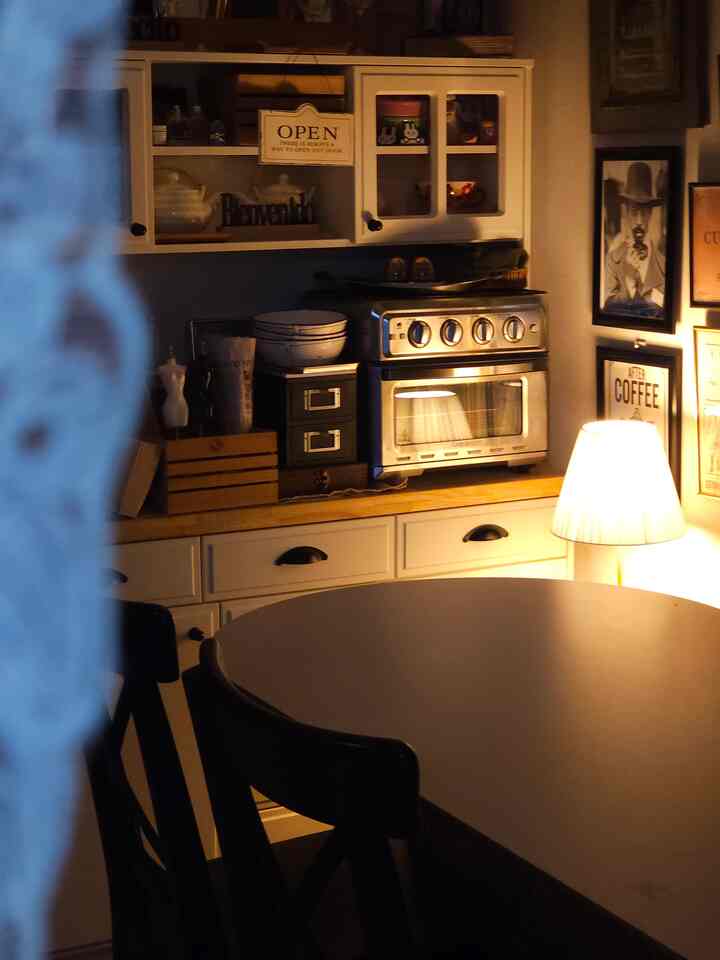 #homecafe #cafe #coffee #jazz
＃サリムサル＃ウッド＃ラスティック＃ビンテージ
＃すべてのビンテージ＃コンスープ記録集＃私たちの家の追求
＃ビンテージボウル＃リセント＃ビンズ＃ホームカフェ
＃ホームカフェツアー＃ホームカフェ＃私たちの家のインテリア記録 
＃カフェ＃ボウル＃ウッドスタイリング＃ビンテージキッチン
＃ビンテージコレクション＃ビンテージホームカフェ＃ウッドインテリア
＃ホームカフェを飾る＃ビンテージインテリア 
＃ビンテージ＃ビンテージホーム＃ビンテージムード 

_______________________________________________
             ■■■ On.God.Vin.T.G ■■■
_______________________________________________

♥︎いろいろな種類のヴィンテージが飛び交う…♥︎ 
      🏡いろいろなビンテージホーム🏡

ナヌベル協議。
ウッド協卓の中でとても好きな製品です。
私はナヌベル協卓シリーズ3つをすべて所蔵しています。
頑丈に作られ、耐久性が本当に良いです。
丈夫なウッドのコラボレーションを探しているならイチオシ。 👍🏻

ダイニングテーブルはビビエントブランテンバテーブルとベンチです。
このダイニングテーブルは磁石折りたたみ式で長さを拡張できます。
広げた時は1800ですが、折った時は1400になります。
折りたたんだ可能で家具の配置を変えるのにもいいです。
家具の移動が好きなので、重すぎる家具は好まれません。
このダイニングテーブルは適度な重量で家具を置くのがとても良いです。
:)♥︎


《あらゆる種類のビンテージホームホームカフェゾン構築使用説明書！》
あらゆる種類のヴィンテージホームは30年以上の構築アパートです。
平水は30坪、部屋3つのトイレ2つの家です。
この家には3人の娘と私たちのカップルがこのように5人の息子が住んでいます〜
私の家は夫が手が速くて食べ物が良くて
お父さんが料理をしています〜 
飾るのが好きなヴィンテージラバーママは家を飾る、🤎
私の家の母親になった夫は料理をします〜🐦
（現在、いろいろなビンテージホームのヴィンテージのキッチンも料理する夫のために変えて飾ってみると、今の姿に変化してきたんです。）
タウルショートアイセットを産んで育てると、ポジションが変わって
細かくて繊細で手の早いお父さんが料理をしています👨‍🍳
お母さんはめまいがして飾ります。

30年以上の構築アパートでよく生きる方法を探してみると、
私はシンプルで、ミニマリストからは遠いです。
家を飾る方法で変化させてきました。
広くない家に多くの家具があって空間活用法を悩んでから壁のパーティションを活用することになりました〜

私の家には大きな冷蔵庫が2台あります。
写真の中の崖パーティションの後ろに2台の冷蔵庫と調理する空間が隠れています。見たくない冷蔵庫の側面を仮壁パーティションを置く
隠してくれました。その前に、私は最も多くのフィードをしています 
ホームカフェ場（リセントビーンズビュッフェ収納場）があります〜
いろいろな種類のビンテージホーム いくつかの空間の中で、最も力を与えた空間でもあります。
過度にしたくて華やかなフランス風ゴールドフレーム照明が天井を占めており、いろいろな種類のビンテージが飛び交うホームカフェ場と 
ビビエントのダイニングテーブルと椅子があります。

構築の短所をカバーしようとすると、全部隠して貼って…
ミニマリストではありませんが、私は整頓されていません。
楽しんで好きな人なのでこの空間にあれば幸せになります。

ダイソーフォトフレームでフォトフレームのインテリアを楽しんだり、フォトフレームの中の写真を変えれば娘たちが気づき、写真を見て感心したり、 
最近アルファベットを書くのに絵の中のフォントを見てアルファベットを声に出して読むこともして自然に英語勉強もしたんです。笑
私がいろんな絵やフォントが好きなので好きな絵があればコレクションする趣味があります。その絵をその日その日の気分に合わせて選んで額縁のインテリアをして気分転換をしたそうです。
これが私だけの30年構築克服使用機！ ^^
おもしろかったら、いろいろな種類のビンテージホームでよく行きました〜🙊🤎
:)♥︎

鞄の仕切りで冷蔵庫の側面を隠してくれました。
 =>レトロハウスプラム原木の壁のパーティション
仮壁パーティションの前にホームカフェ場を置きました。
=>リセントビーンズビュッフェ収納帳セット
ホームカフェ場の前には食卓とベンチが置かれています。
=>ビビエントブランテンバテーブル/ベンチ
      IKEA インゴルフ ブラックチェア
ビビエント・ブラン・テンバ・ベンチの横には協卓が置かれています。
=>ナヌベルヴェルデゴム木のコラボレーション 
協卓の上には「オアキューブマルチタップ」
床にはヴィンテージなラグが敷かれています。
=>ノミアヘイリーブラウンラグカーペット
:)♥︎


あらゆる種類のビンテージホームカフェ。 🤎

買わなかったのはどうしたの？
ヴィンテージムード興奮したホームカフェ場...「リセントビンズビュッフェ収納場」
ヨーロッパ風のヴィンテージの雰囲気を賭けるのに最適です。
現在は売り切れです。

そしてヴィンテージキッチンには必需品！
クジンアートエアフライヤーグリルオーブン。
実使用しないが、存在感一つは最高！ 👍🏻
在庫切れで商品タグをつけました〜🏷

あらゆる種類のビンテージホームで使用されている製品
私のプロフィールリンクでも見ることができます〜😊
リトリーで会いましょう。  👋🏻
:)♥︎

____________________________________________
             ■■■ On.God.Vin.T.G ■■■
____________________________________________

いろいろな種類のヴィンテージ
このヴィンテージムードが好きで…♥︎
家にいる時間が幸せだ。

       Happy ON.GOD Vintage time.
        :)♥︎


♥︎==============================♥︎

 《あらゆる種類のビンテージホーム》
   フランスヴィンテージムード〜

   パリカフェ。
   :)♥︎

いろいろな種類のヴィンテージが飛び交う…♥︎
ヴィンテージムードが興奮した…♥︎
《On.God.Vin.T.G》