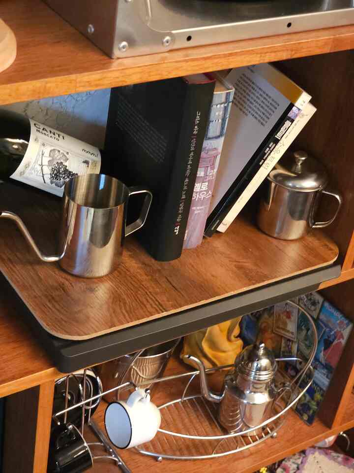 #homecafe #cafe #coffee  #우드   #빈즈  #우리집인테리어기록  #우드스타일링    #빈티지무드 

_______________________________________________
             ■■■ On.God.Vin.T.G ■■■
_______________________________________________

♥︎いろいろな種類のヴィンテージが飛び交う…♥︎ 
      🏡いろいろなビンテージホーム🏡

《木と鉄のヴィンテージの組み合わせ》
本棚が置かれたコーヒーバースペース。 ☕️
ウッド本棚の上にステンキッチンラックを載せました。
キラキラの鉄テリアキッチンラックの時を除いて輝きました〜☆
清掃完了~~~

•ホームインホームブックステイワイドジグザグオープン原木3段本棚
•アグリアブルステンキッチンラック
:)♥︎


《あらゆる種類のビンテージホームホームカフェゾン構築使用説明書！》
あらゆる種類のヴィンテージホームは30年以上の構築アパートです。
平水は30坪、部屋3つのトイレ2つの家です。
この家には3人の娘と私たちのカップルがこのように5人の息子が住んでいます〜
私の家は夫が手が速くて食べ物が良くて
お父さんが料理をしています〜 
飾るのが好きなヴィンテージラバーママは家を飾る、🤎
私の家の母親になった夫は料理をします〜🐦
（現在、あらゆる種類のビンテージホームのヴィンテージのキッチンも料理する夫のために変えて飾ってみると、今の姿に変化してきたんです。）
タウルショートアイセットを産んで育てると、ポジションが変わって
細かくて繊細で手の早いお父さんが料理をしています👨‍🍳
お母さんはめまいがして飾ります。

30年以上の構築アパートでよく生きる方法を探してみると、
私はシンプルで、ミニマリストからは遠いです。
家を飾る方法で変化させてきました。
広くない家に多くの家具があって空間活用法を悩んでから壁のパーティションを活用することになりました〜

私の家には大きな冷蔵庫が2台あります。
写真の中の崖パーティションの後ろに2台の冷蔵庫と調理する空間が隠れています。見たくない冷蔵庫の側面を仮壁パーティションを置く
隠してくれました。その前に、私は最も多くのフィードをしています 
ホームカフェ場（リセントビーンズビュッフェ収納場）があります〜
いろいろな種類のビンテージホーム いくつかの空間の中で、最も力を与えた空間でもあります。
過度にしたくて華やかなフランス風ゴールドフレーム照明が天井を占めており、いろいろな種類のビンテージが飛び交うホームカフェ場と 
ビビエントのダイニングテーブルと椅子があります。

構築の短所をカバーしようとすると、全部隠して貼って…
ミニマリストではありませんが、私は整頓されていません。
楽しんで好きな人なのでこの空間にあれば幸せになります。

ダイソーフォトフレームでフォトフレームのインテリアを楽しんだり、フォトフレームの中の写真を変えれば娘たちが気づき、写真を見て感心したり、 
最近、アルファベットを書くのに絵の中のフォントを見て、アルファベットを鳴らして読むことも、自然に英語の勉強もしたんです。笑
私がいろんな絵やフォントが好きなので好きな絵があればコレクションする趣味があります。その絵をその日その日の気分に合わせて選んで額縁のインテリアをして気分転換をしたそうです。
これが私だけの30年構築克服使用機！ ^^
おもしろかったら、いろいろな種類のビンテージホームでよく行きました〜🙊🤎
:)♥︎

鞄の仕切りで冷蔵庫の側面を隠してくれました。
 =>レトロハウスプラム原木の壁のパーティション
仮壁パーティションの前にホームカフェ場を置きました。
=>リセントビーンズビュッフェ収納帳セット
ホームカフェ場の前には食卓とベンチが置かれています。
=>ビビエントブランテンバテーブル/ベンチ
      IKEA インゴルフ ブラックチェア
ビビエント・ブラン・テンバ・ベンチの横には協卓が置かれています。
=>ナヌベルヴェルデゴム木のコラボレーション 
協卓の上には「オアキューブマルチタップ」
床にはヴィンテージなラグが敷かれています。
=>ノミアヘイリーブラウンラグカーペット
:)♥︎


あらゆる種類のビンテージホームカフェ。 🤎

買わなかったのはどうしたの？
ヴィンテージムード興奮したホームカフェ場...「リセントビンズビュッフェ収納場」
ヨーロッパ風のヴィンテージの雰囲気を賭けるのに最適です。
現在は売り切れです。

そしてヴィンテージキッチンには必需品！
クジンアートエアフライヤーグリルオーブン。
実使用しないが、存在感一つは最高！ 👍🏻
在庫切れで商品タグをつけました〜🏷

あらゆる種類のビンテージホームで使用されている製品
私のプロフィールリンクでも見ることができます〜😊
リトリーで会いましょう。  👋🏻
:)♥︎

____________________________________________
             ■■■ On.God.Vin.T.G ■■■
____________________________________________

いろいろな種類のヴィンテージ
このヴィンテージムードが好きで…♥︎
家にいる時間が幸せだ。

       Happy ON.GOD Vintage time.
        :)♥︎


♥︎==============================♥︎

 《あらゆる種類のビンテージホーム》
   フランスヴィンテージムード〜

   パリカフェ。
   :)♥︎

いろいろな種類のヴィンテージが飛び交う…♥︎
ヴィンテージムードが興奮した…♥︎
《On.God.Vin.T.G》