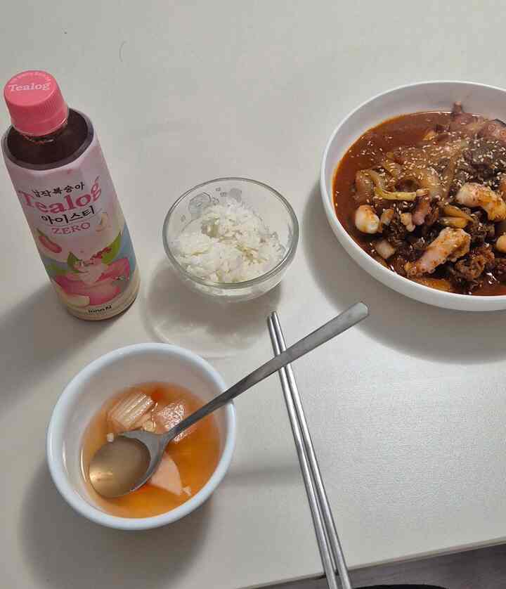 #コンスープ
#今日の私の家

今夜の甘い家庭的な姿です。
Q>みんながおにぎりを食べたら何を見ますか？
久しぶりのお友達が離婚熟練キャンプでしたがみんな見てしまいました、、、 

＃おにぎり料理＃おがくず記録＃食事スペース＃食事テーブル＃食事時間＃食事メニュー＃食事準備