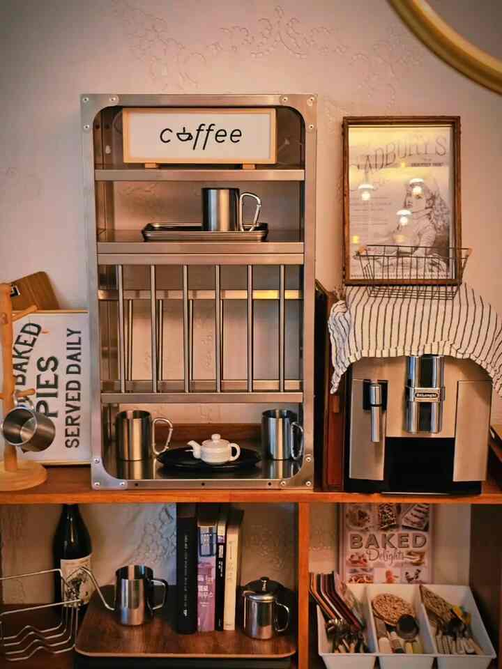 #homecafe #coffee  #우드   #책장꾸미기  #우리집인테리어기록  #빈티지가구    #빈티지무드 

_______________________________________________
             ■■■ On.God.Vin.T.G ■■■
_______________________________________________

♥︎いろいろな種類のヴィンテージが飛び交う…♥︎ 
      🏡いろいろなビンテージホーム🏡

《木と鉄のヴィンテージの組み合わせ》
本棚が置かれたコーヒーバースペース。 ☕️
ウッド本棚の上にステンキッチンラックを載せました。
キラキラの鉄テリアキッチンラックの時を除いて輝きました〜☆
清掃完了~~~

•ホームインホームブックステイワイドジグザグオープン原木3段本棚
•アグリアブルステンキッチンラック
:)♥︎


《あらゆる種類のビンテージホームホームカフェゾン構築使用説明書！》
あらゆる種類のヴィンテージホームは30年以上の構築アパートです。
平水は30坪、部屋3つのトイレ2つの家です。
この家には3人の娘と私たちのカップルがこのように5人の息子が住んでいます〜
私の家は夫が手が速くて食べ物が良くて
お父さんが料理をしています〜 
飾るのが好きなヴィンテージラバーママは家を飾る、🤎
私の家の母親になった夫は料理をします〜🐦
（現在、あらゆる種類のビンテージホームのヴィンテージのキッチンも料理する夫のために変えて飾ってみると、今の姿に変化してきたんです。）
タウルショートアイセットを産んで育てると、ポジションが変わって
細かくて繊細で手の早いお父さんが料理をしています👨‍🍳
お母さんはめまいがして飾ります。

30年以上の構築アパートでよく生きる方法を探してみると、
私はシンプルで、ミニマリストからは遠いです。
家を飾る方法で変化させてきました。
広くない家に多くの家具があって空間活用法を悩んでから壁のパーティションを活用することになりました〜

私の家には大きな冷蔵庫が2台あります。
写真の中の崖パーティションの後ろに2台の冷蔵庫と調理する空間が隠れています。見たくない冷蔵庫の側面を仮壁パーティションを置く
隠してくれました。その前に、私は最も多くのフィードをしています 
ホームカフェ場（リセントビーンズビュッフェ収納場）があります〜
いろいろな種類のビンテージホーム いくつかの空間の中で、最も力を与えた空間でもあります。
過度にしたくて華やかなフランス風ゴールドフレーム照明が天井を占めており、いろいろな種類のビンテージが飛び交うホームカフェ場と 
ビビエントのダイニングテーブルと椅子があります。

構築の短所をカバーしようとすると、全部隠して貼って…
ミニマリストではありませんが、私は整頓されていません。
楽しんで好きな人なのでこの空間にあれば幸せになります。

ダイソーフォトフレームでフォトフレームのインテリアを楽しんだり、フォトフレームの中の写真を変えれば娘たちが気づき、写真を見て感心したり、 
最近、アルファベットを書くのに絵の中のフォントを見て、アルファベットを鳴らして読むことも、自然に英語の勉強もしたんです。笑
私がいろんな絵やフォントが好きなので好きな絵があればコレクションする趣味があります。その絵をその日その日の気分に合わせて選んで額縁のインテリアをして気分転換をしたそうです。
これが私だけの30年構築克服使用機！ ^^
おもしろかったら、いろいろな種類のビンテージホームでよく行きました〜🙊🤎
:)♥︎

鞄の仕切りで冷蔵庫の側面を隠してくれました。
 =>レトロハウスプラム原木の壁のパーティション
仮壁パーティションの前にホームカフェ場を置きました。
=>リセントビーンズビュッフェ収納帳セット
ホームカフェ場の前には食卓とベンチが置かれています。
=>ビビエントブランテンバテーブル/ベンチ
      IKEA インゴルフ ブラックチェア
ビビエント・ブラン・テンバ・ベンチの横には協卓が置かれています。
=>ナヌベルヴェルデゴム木のコラボレーション 
協卓の上には「オアキューブマルチタップ」
床にはヴィンテージなラグが敷かれています。
=>ノミアヘイリーブラウンラグカーペット
:)♥︎


あらゆる種類のビンテージホームカフェ。 🤎

買わなかったのはどうしたの？
ヴィンテージムード興奮したホームカフェ場...「リセントビンズビュッフェ収納場」
ヨーロッパ風のヴィンテージの雰囲気を賭けるのに最適です。
現在は売り切れです。

そしてヴィンテージキッチンには必需品！
クジンアートエアフライヤーグリルオーブン。
実使用しないが、存在感一つは最高！ 👍🏻
在庫切れで商品タグをつけました〜🏷

あらゆる種類のビンテージホームで使用されている製品
私のプロフィールリンクでも見ることができます〜😊
リトリーで会いましょう。  👋🏻
:)♥︎

____________________________________________
             ■■■ On.God.Vin.T.G ■■■
____________________________________________

いろいろな種類のヴィンテージ
このヴィンテージムードが好きで…♥︎
家にいる時間が幸せだ。

       Happy ON.GOD Vintage time.
        :)♥︎


♥︎==============================♥︎

 《あらゆる種類のビンテージホーム》
   フランスヴィンテージムード〜

   パリカフェ。
   :)♥︎

いろいろな種類のヴィンテージが飛び交う…♥︎
ヴィンテージムードが興奮した…♥︎
《On.God.Vin.T.G》