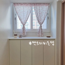 #팬트리히든템
구축 아파트라 팬트리 공간이 따로 없어서
인테리어 하면서 수납을 어떻게 해결할지 정말 많이 고민했어요.
저희 집은 현관을 지나 전실 공간이 있어서
그 공간을 그냥 두기보다는 활용해보자 싶었고,
창문 밑 공간에 맞춰 수납장을 직접 짜 넣었어요.
겉으로 보면 그냥 깔끔한 수납장인데,
문을 열면 평소 장 볼 때 자주 사용하는 카트,
잘 안 쓰지만 꼭 필요한 공구 용품과 접이식 의자까지
한 번에 정리할 수 있는 히든 팬트리 공간이랍니다.
한쪽 수납장은 분리수거 전용 공간으로 사용 중이에요.
거실이나 주방에 분리수거함을 두지 않아도 되고,
생활감은 줄이고 동선은 훨씬 편해졌어요.
창문 아래 공간이라 답답하지 않고
커튼으로 살짝 포인트도 주고
수납장 위는 또 하나의 인테리어 공간으로 활용 가능해요.
팬트리 없어 아쉬웠던 구축 집이었는데,
이렇게 숨겨진 수납 공간 하나 생기니까
집이 훨씬 정돈돼 보이고 생활도 한결 편해졌어요🤍
#전실인테리어 #현관인테리어 #수납장인테리어 #팬트리 #정리 #카트 #접이식카트 #수납장 #전실 #현관 #핑크인테리어 #디퓨저 #플레이모빌 #우드코스터 #택배칼 #분리수거함 #공구세트 #집꾸미기 #답방 #선팔 #맞팔 #소통