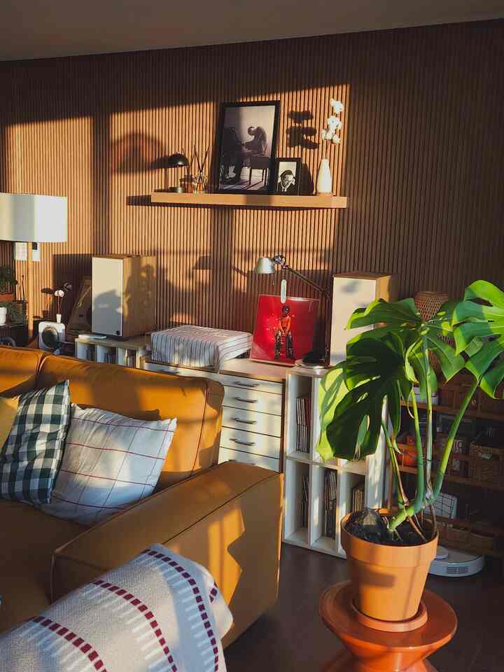 #웜톤인테리어
#Livingroom interior #웜톤거실

My living room interior is complete with a warm tone,
with a wood-toned Temba board and a camel-colored sofa. 🤎🤎🤎

A living room shot after a long time
#Temba board #템바보드인테리어 #템바보드아트월