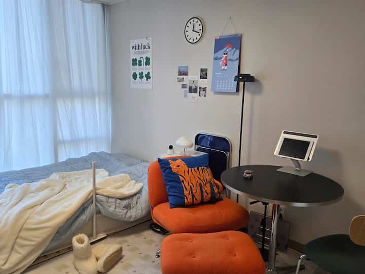 #FTC20기이야기 #도전집들이

Hello!

This is my first studio apartment, and I'm so filled with love for it.
At first, I decorated it with a modern, chic black theme...

but it keeps getting more colorful, which is a bit disconcerting.

Choosing furniture was so difficult,
I thought,
If I just buy what I like, it'll eventually become my style.
But I realized my taste isn't chic, simple black,
but colorful. 😂

It's a small studio apartment, so my range of activities isn't very wide.
It's largely divided into two spaces: the bedroom and the living room/study/dining room(?).

To maximize the space, I placed the bed close to the large window.
By placing the bed in the far corner of the house, it doesn't get pushed back, which means I spend less time lying in bed!

I've had quite a few inquiries about the size of the black table, where I spend most of my time.
The 800mm size is perfect for housewarmings with friends or for a meal alone while using my laptop.
I upload content, eat, and get a lot of work done here.

My goal is to further separate the space and create a separate dressing room.
#Studio #원룸인테리어 #원룸꾸미기 #원룸가구배치 #침대 #1인쇼파 #검정테이블 #블랙테이블 #차르르커튼 #원룸커텐 #7평원룸 #8평원룸 #오피스텔