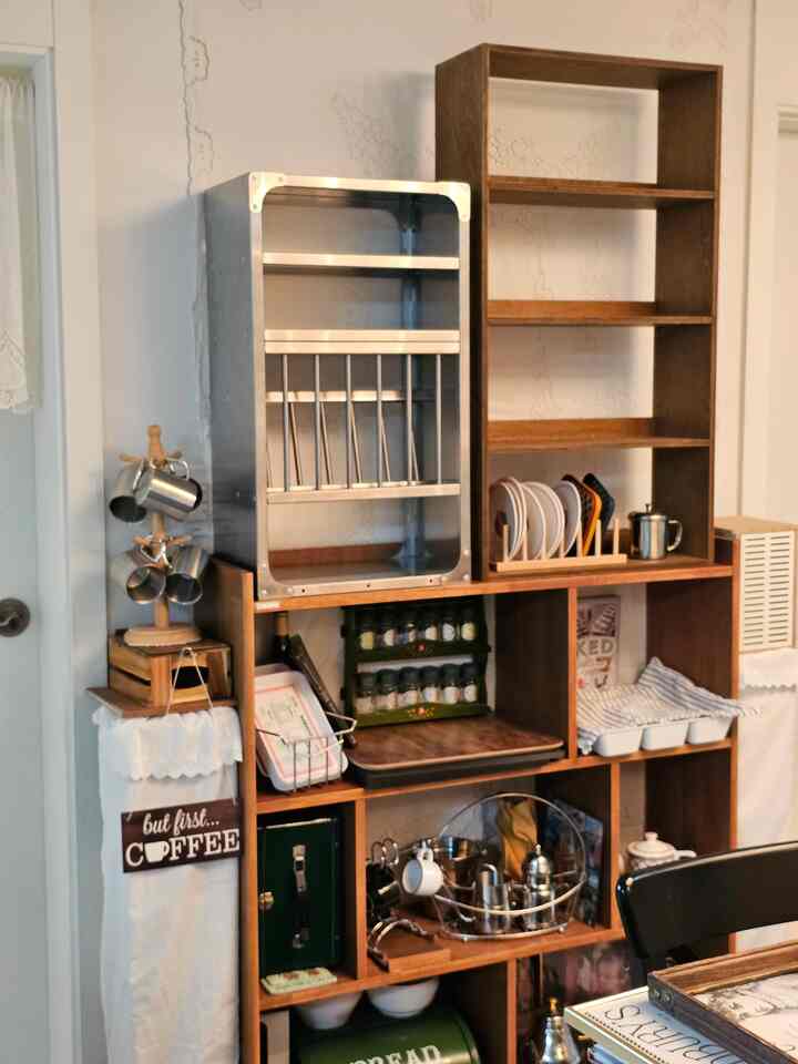 ナチュラルな木目調とシルバーのメタル素材のキッチン収納が配置されたおうちカフェの雰囲気あるインテリア