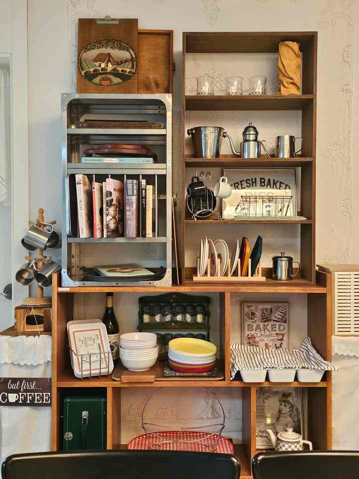 #homecafe #cafe #coffee  #우드   #키친랙  #우리집인테리어기록  #우드스타일링   #빈티지  

_______________________________________________
             ■■■ On.God.Vin.T.G ■■■
_______________________________________________

♥︎いろいろな種類のヴィンテージが飛び交う…♥︎ 
      🏡いろいろなビンテージホーム🏡

ヨロケもやってみて〜ゾロケもやってみて
完成していくキッチン一斉の空間。

《ウッド本棚×ステンキッチンラック×香木店漫画本棚》
•ホームインホームブックステイワイドジグザグオープン原木3段本棚
•アグリアブルステンキッチンラック
•香木店原木3段コミック本棚（縦）
:)♥︎


《あらゆる種類のビンテージホームホームカフェゾン構築使用説明書！》
あらゆる種類のヴィンテージホームは30年以上の構築アパートです。
平水は30坪、部屋3つのトイレ2つの家です。
この家には3人の娘と私たちのカップルがこのように5人の息子が住んでいます〜
私の家は夫が手が速くて食べ物が良くて
お父さんが料理をしています〜 
飾るのが好きなヴィンテージラバーママは家を飾る、🤎
私の家の母親になった夫は料理をします〜🐦
（現在、あらゆる種類のビンテージホームのヴィンテージのキッチンも料理する夫のために変えて飾ってみると、今の姿に変化してきたんです。）
タウルショートアイセットを産んで育てると、ポジションが変わって
細かくて繊細で手の早いお父さんが料理をしています👨‍🍳
お母さんはめまいがして飾ります。

30年以上の構築アパートでよく生きる方法を探してみると、
私はシンプルで、ミニマリストからは遠いです。
家を飾る方法で変化させてきました。
広くない家に多くの家具があって空間活用法を悩んでから壁のパーティションを活用することになりました〜

私の家には大きな冷蔵庫が2台あります。
写真の中の崖パーティションの後ろに2台の冷蔵庫と調理する空間が隠れています。見たくない冷蔵庫の側面を唐壁パーティションを置いて隠してくれました。その前には私が最も多くフィードをするホームカフェ場（リセントビンズブッフェ収納場）があります～ いろいろなビンテージホーム いろいろな空間の中、最も力を与えた空間でもあります。過度に華やかなフランス風ゴールドフレーム照明が天井を占めており、いろいろな種類のヴィンテージが飛び交うホームカフェ場やビビエント食卓と椅子が位置しています。

構築の短所をカバーしようとすると、全部隠して貼って…
ミニマルではありませんが、私は整理されていないこの混乱を
楽しんで好きな人なのでこの空間にあれば幸せになります。

ダイソーフォトフレームでフォトフレームのインテリアを楽しんだり、フォトフレームの中の写真を変えれば娘たちが気づき、写真を見て感心したり、 
最近、アルファベットを書くのに絵の中のフォントを見て、アルファベットを鳴らして読むことも、自然に英語の勉強もしたんです。笑
私がいろんな絵やフォントが好きなので好きな絵があればコレクションする趣味があります。その絵をその日その日の気分に合わせて選んで額縁のインテリアをして気分転換をしたそうです。
これが私だけの30年構築克服使用機！ ^^
おもしろかったら、いろいろな種類のビンテージホームでよく行きました〜🙊🤎
:)♥︎

鞄の仕切りで冷蔵庫の側面を隠してくれました。
 =>レトロハウスプラム原木の壁のパーティション
仮壁パーティションの前にホームカフェ場を置きました。
=>リセントビーンズビュッフェ収納帳セット
ホームカフェ場の前には食卓とベンチが置かれています。
=>ビビエントブランテンバテーブル/ベンチ
      IKEA インゴルフ ブラックチェア
ビビエント・ブラン・テンバ・ベンチの横には協卓が置かれています。
=>ナヌベルヴェルデゴム木のコラボレーション 
協卓の上には「オアキューブマルチタップ」
床にはヴィンテージなラグが敷かれています。
=>ノミアヘイリーブラウンラグカーペット
:)♥︎


あらゆる種類のビンテージホームカフェ。 🤎

買わなかったのはどうしたの？
ヴィンテージムード興奮したホームカフェ場...「リセントビンズビュッフェ収納場」
ヨーロッパ風のヴィンテージの雰囲気を賭けるのに最適です。
現在は売り切れです。

そしてヴィンテージキッチンには必需品！
クジンアートエアフライヤーグリルオーブン。
実使用しないが、存在感一つは最高！ 👍🏻
在庫切れで商品タグをつけました〜🏷

あらゆる種類のビンテージホームで使用されている製品
私のプロフィールリンクでも見ることができます〜😊
リトリーで会いましょう。  👋🏻
:)♥︎

____________________________________________
             ■■■ On.God.Vin.T.G ■■■
____________________________________________

いろいろな種類のヴィンテージ
このヴィンテージムードが好きで…♥︎
家にいる時間が幸せだ。

       Happy ON.GOD Vintage time.
        :)♥︎


♥︎==============================♥︎

 《あらゆる種類のビンテージホーム》
   フランスヴィンテージムード〜

   パリカフェ。
   :)♥︎

いろいろな種類のヴィンテージが飛び交う…♥︎
ヴィンテージムードが興奮した…♥︎
《On.God.Vin.T.G》