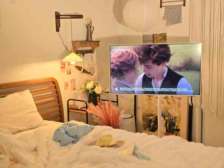 #웜톤인테리어 A bedroom with a textbook feel for warm-toned interiors.
When the temperature in your home drops by a shade, your heart feels warmer.
Aren't warm tones not just colors, but emotions? ~~
The warm-toned interior, with its beige, wood, and lighting,
creates a space that makes you love spending time there more than decorating.
Both the bedroom and living room are filled with a warm-toned mood, with the lighting kept to a low level,
and fabrics and harmonious plants added to create a warm, relaxing atmosphere at the end of the day.
A space that's both soothing to the eyes and relaxing to the mind
makes you want to stay longer.
#SunshineHome #따뜻한집 #우드인테리어 #편안한공간

#BeigeInterior #내추럴인테리어 #감성공간 #침실스타일링

#AHouseYouWantToStay #햇살인테리어 #오늘의집 #거실소파
#DailyRest #집꾸미기 #홈스타일링 #2인소파 #벽조명 
#Moving Style #삼성무빙스타일

