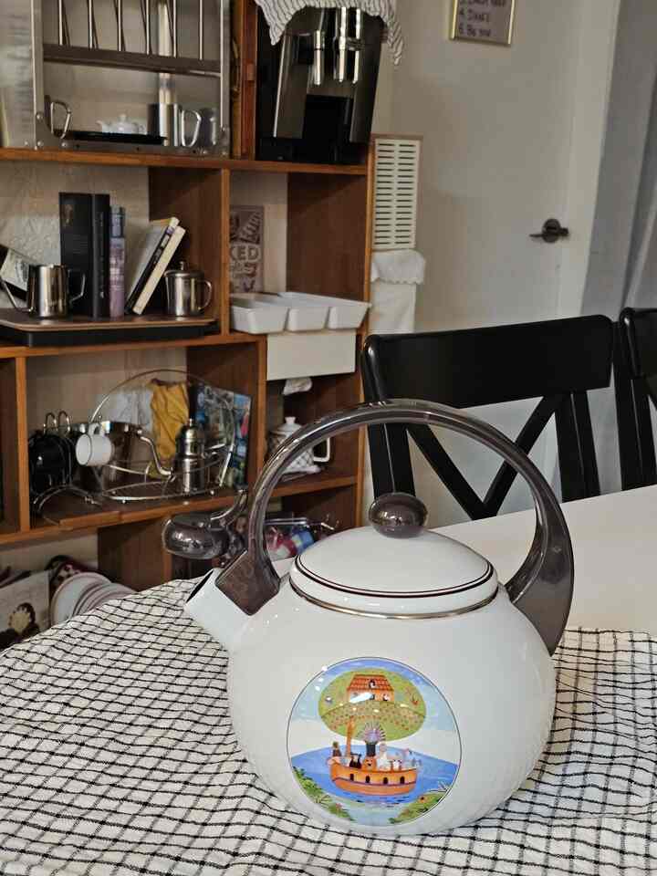 木目調のヴィンテージキッチンおうちカフェ空間、木製の本棚とステンレスのキッチンラック、コーヒーマシンが配置された温かみのあるインテリア