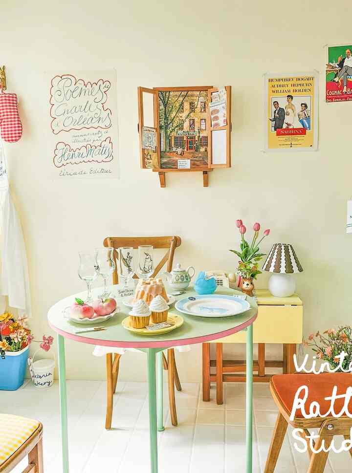 明るいホワイトの壁とナチュラルな木製家具が調和するカフェ風のコンパクトなダイニングルーム