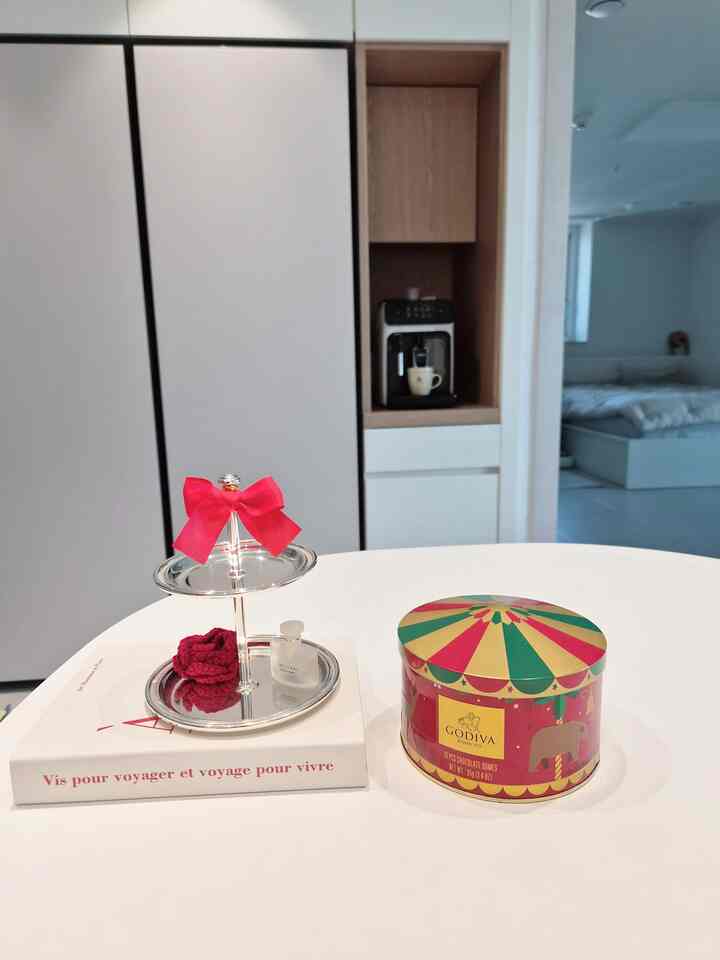 #예쁜템최고야  

ダイニングテーブルの上にクリスマス感覚で載せたレッドアイテム's 
キラキラ2段シルバートレイに赤いリボンつけてツバキコサージュと好きなブルガリ香水上げておけば見ただけでも幸せになる気分～😊  #빨간색 #레드 #레드포인트 #레드인테리어  #동백  #식탁위 #식탁공간  #불가리 #향수진열 #향수트레이  #재활용 #크리스마스 #식탁꾸미기 