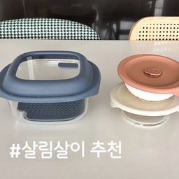 주방에서 잘 쓰고 있는 살림살이를 소개해요 😆
오늘은 락앤락 제품들을 가져와봤어요.
첫번째는 '바로한끼 간편 조리 용기'
쉽게 말하면 전자레인지용 찜기인데요,
기존에는 플라스틱으로 된 제품을 사용하다가
환경호르몬이나 미세플라스틱 문제가 걱정돼서
유리+실리콘으로 된 락앤락 제품을 알게되었어요.
1500ml 부피로 용량도 굉장히 넉넉하고,
가열 플라스틱 용기에서 오는 찜찜함도 없으니 너무 좋죠?
만두나 양배추, 브로콜리 등 간단하게 전자레인지에서 찜기로 사용하기에 너무 좋아요!
두, 세번째는 '바로한끼 냉동밥 용기'인데요,
하나는 유리이고 다른 하나는 도자기제예요.
이 또한 플라스틱 용기를 사용하다가 유리 밥용기가 있는 걸 알게 되었고, 색 배임 없고 식세기에 쓰기 좋아서 잘 쓰고 있어요.
추가로 도자기 밥용기를 구매했는데, 유리보다 훨씬 가볍고 흰색이라 실제 밥그릇에 먹는 느낌이라 더 비싸지만 이걸 더 추천해요 👍
#콘수프기록집 #살림살이 #락앤락 #바로한끼 #전자레인지찜기 #냉동밥용기
