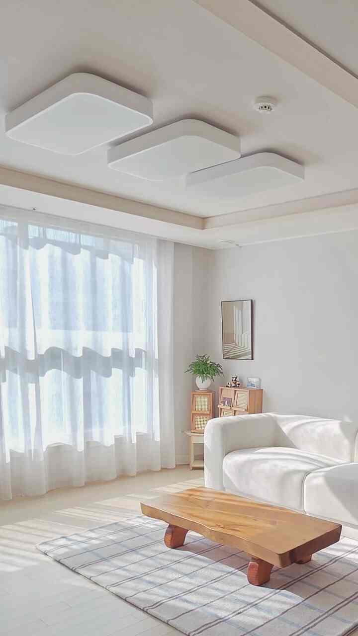 #콘수프필름

Ruang tamu bersih untuk sementara setelah disapu dan dipel :-)
Aku merasa segar!! Sekarang mari istirahat 😆

Selamat menikmati akhir pekan❤️

#KehidupanSehari-hari #거실청소 #살림루틴 #브이로그 #일상 #미니멀인테리어 #심플인테리어 #청소기록 #주말일상 #주말청소 #주말에제일바빠 #거실 #우드협탁 #화이트소파 #빨래하는날 #청소하는날