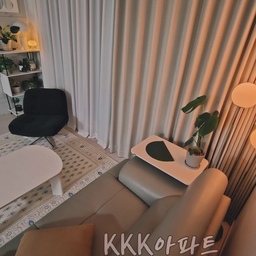 마음에 드는 가구가 있어도
못 사..는 이유가 너무 많아서
최대한 심플하게 꾸미고
조명으로 채우고 있는
보통의 K아파트 거실.
#거실홈스타일링 #20평대거실인테리어 #타워형아파트
#좁은거실인테리어 #아파트인테리어 #거실조명
#이케아조명 #뒤블링에 #마켓비조명 #스마트조명
#스마트전구 #사이드테이블 #자코모소파 #3인용소파 #거실테이블 #화분선반 #거실선반 #거실러그 #콘수프기록집 
