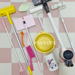 #오늘청소완료 🧹
청소도 아이템 빨이죠ㅎㅎ
요즘 제가 자주 쓰는 청소템들 한 번 정리해봤어요.
🏷 엘지 코드제로 무선청소기
가볍고 흡입력이 좋아서 집 전체 데일리 청소용으로 쓰기 좋아요. 빠르게 한 번씩 돌리기에도 부담 없어서 자주 손이 가요.
🏷 이케아 접이식 대야
물청소할 때나 걸레 빨 때 유용해요. 안 쓸 땐 접어서 보관할 수 있어서 공간 차지도 적고 활용도도 높아요.
🏷 몬스터겔 돌돌이
소파나 러그에 붙은 머리카락, 먼지 제거할 때 필수템이에요. 접착력이 좋아서 한 번만 밀어도 깔끔하게 정리돼요.
🏷 바이칸 청소솔
틈새나 모서리처럼 잘 안 닦이는 곳 청소할 때 좋아요. 솔이 탄탄해서 힘줘서 써도 오래 쓰기 좋아요.
🏷 쓰리잘비
바닥 구석구석 먼지 모으기 좋아요. 가볍고 각도 잡기 쉬워서 손목 부담도 적은 편이에요.
🏷 이지탭 원터치 밀대
바닥이나 벽 청소할 때 걸레나 세정티슈를 발로 톡 눌러 끼워서 사용해요. 손에 물 묻힐 일 없고, 간편하게 교체할 수 있어서 데일리 청소용으로 좋아요.
🏷 퓨리톡스 세정티슈
손이 자주 닿는 곳이나 청소 마무리 단계에서 사용해요. 한 장으로도 충분히 닦여서 간편하게 마무리하기 좋아요.
🏷 스위퍼 더스터 먼지떨이 + 다이소 먼지떨이 리필
선반 위나 가전, 실링팬처럼 손 닿기 어려운 곳 먼지 정리할 때 좋아요. 가볍게 쓱 훑기만 해도 먼지가 잘 붙어서 청소가 한결 간편해요. 리필은 다이소 제품으로 호환해서 사용해도 무리 없어서 가성비 면에서도 만족스러워요.
자주 쓰는 아이템들만 정리해두니까
청소 동선도 짧아지고 확실히 덜 귀찮아지네요
깨끗해진 집에서 보내는 시간은 언제나 만족도 최고 🤍
#청소템 #청소도구 #쓰리잘비 #스폰텍스 #바이칸 #접이식대야 #몬스터겔돌돌이 #스위퍼더스터 #밀대 #세정티슈 #퓨리톡스 #무선청소기 #코드제로 #실링팬 #소브실링팬 #벽난로 #우물천장 #거실인테리어 #디아망 #포르투갈러그 #시스템에어컨 #루미르열매조명 #레고 #르그랑스위치 #조명인테리어 #아치선반 #집꾸미기 #선팔 #맞팔