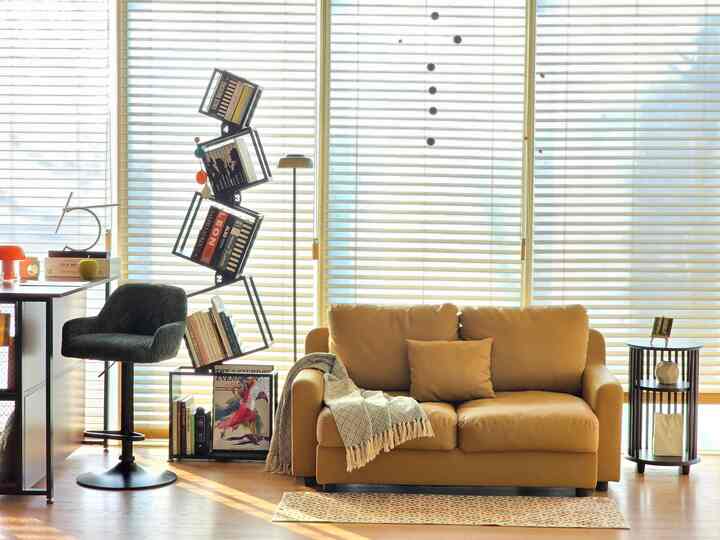 I moved the bookshelf and home bar to the most sunny spot.
The living room window has become a book cafe and living room study.
Placing it in a spot with natural light makes the space feel larger.
It seems to be more versatile, even for tea time and work.

The sunlight streaming through the blinds makes the entire space feel much lighter.

A great spot to enjoy tea, sit down for a quick read,
and take a photo... Just by rearranging the furniture,
the living room's function has changed.

The time spent there, the view...

The last photo is before...

#Today's Home #콘수프기록집 #거실인테리어 #거실가구배치 #창가인테리어 #홈바테이블 #책장인테리어 #봄인테리어 
#Home Styling #2인소파 #북카페인테리어 #북카페 
#Home Cafe Zone #거실홈카페 #홈오피스 #홈오피스 #거실서재화 
