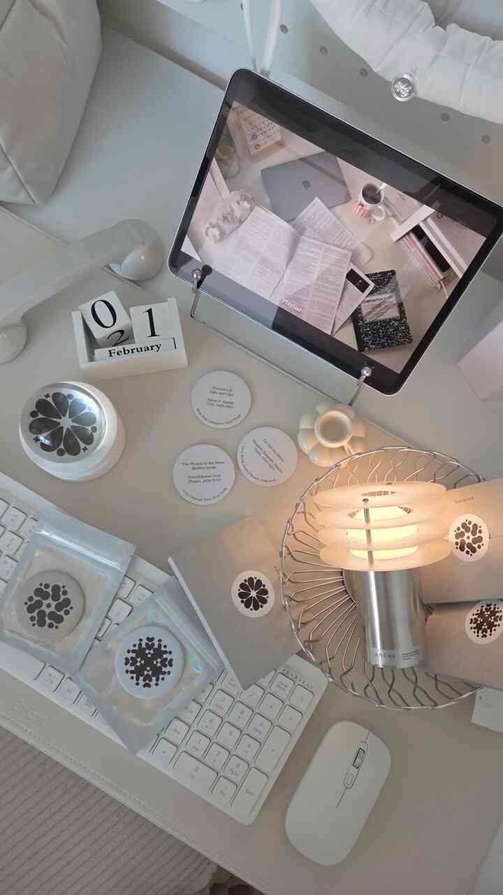 ＃コンスープフィルム＃電子ディフューザー 

ほのかな香りと永遠の文鎮が出会う 
目も鼻も幸せになる机の上の電子ディフューザー、アロモラ🔮

アロモラは6ヶ月前に立ち上げたときに縁を結んだ 
これまでも着実によく使っているアイテムです。 

充電式なので簡単 
香りのディスクを入れてくれれば、4～6ヶ月まで香りがほのかに保たれるので、コスパ比も良かったです。 

今回はベーシックラインでブラックポイントからなる3種
香りのディスクが追加されました 

ヨゲ両面でも使えます
レタリングの方にすれば、オブジェ感がより多く出ると思います。 

机の上にも寝室にも注ぐ心配はありません。 
ほのかなムードなどまでアロモラで会いましょう 

@aromora.official 

＃デスクテリア＃照明オブジェ＃ディフューザー＃インテリア＃インテリア小道具 
＃デスクを飾る＃ステンバスケット＃アルケ＃ワイヤレス照明＃209 
#ホワイトインテリア #cozymood #ホームスター 