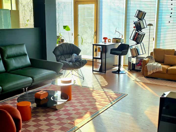 I recently rearranged my living room furniture.
I didn't make any major changes, but by moving the furniture around based on where the light shines, the space feels completely different. The living room is centered around sunlight, thanks to a combination of light, space, and color.
I usually keep the window area as empty as possible,
but I wanted to make the living room feel more spacious, so I rearranged it.
I'm very satisfied with the result.

Three Living Room Furniture Arrangement Tips
Key Points for a Change in Atmosphere!

1️⃣ Don't push furniture straight against the wall.

Moving your sofa and chairs slightly away from the wall
will make the space feel much more spacious and less cramped.
2️⃣ Arrange furniture based on the direction of light.

Place furniture facing the light rather than facing away from the window.

Change the amount of time you spend in it throughout the day.

3️⃣ Choose only one central piece of furniture. Choose one central piece—a sofa, rug, or table—that draws the eye.

When arranging a living room,
I think it's more important to decide where to leave empty spaces than to "fill them."

#InteriorDesignKnowhow #콘수프기록집 #거실인테리어 #거실꾸미기
#FurnitureArrangement #햇살맛집 #우리집거실 #리빙스타일 #집꾸미기 
#HomeDecorationRecord #가구배치바꾸기 #공간분리 #가구배치변화