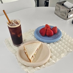 요즘 너무 잘쓰고있는 접시
색감도 모양도 예뻐서 만족🤍
#콘수프기록집 #예쁜템최고야 
#이우아여사 #샌드위치 #딸기 #키친크로스
#아메리카노 #얼죽아 #홈카페