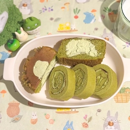 🍵두번째 도토리🍵
오늘의 간식: 말차 롤케익+ 말차 카스테라
달달한 말차 크림 가득 들어간 디저트로 당충전했어요💚
귀여운 초록 토토로 굿즈들과 있으니까 더 맛있는 느낌입니다o(=´∇｀=)o🍵🤍
#콘수프기록집 #오늘의우리집 
#홈카페 #지브리 #지브리인테리어 #지브리감성 #토토로 
#지브리스튜디오 #이웃집토토로 #지브리덕후 #말차